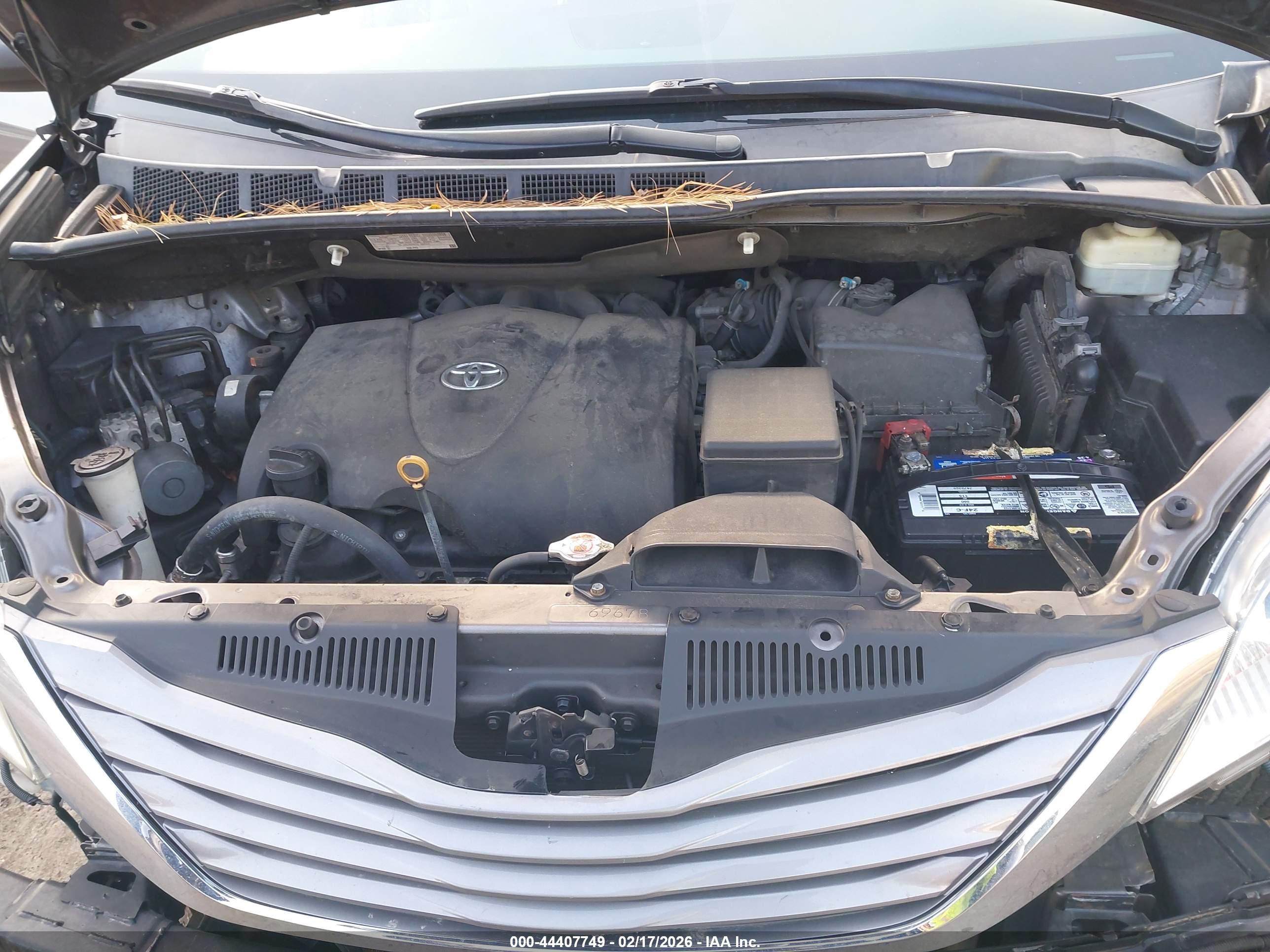 TOYOTA SIENNA image 10