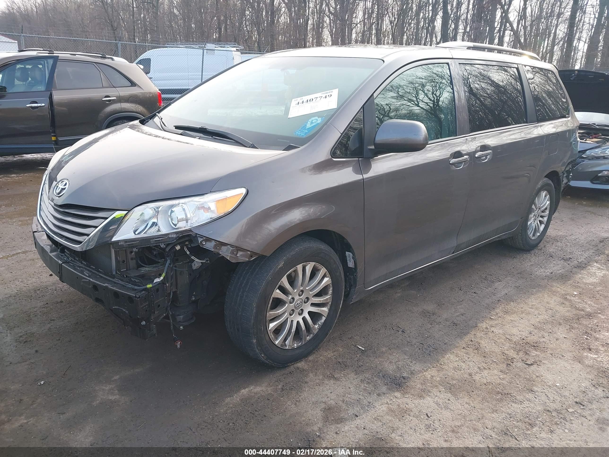 TOYOTA SIENNA image 2