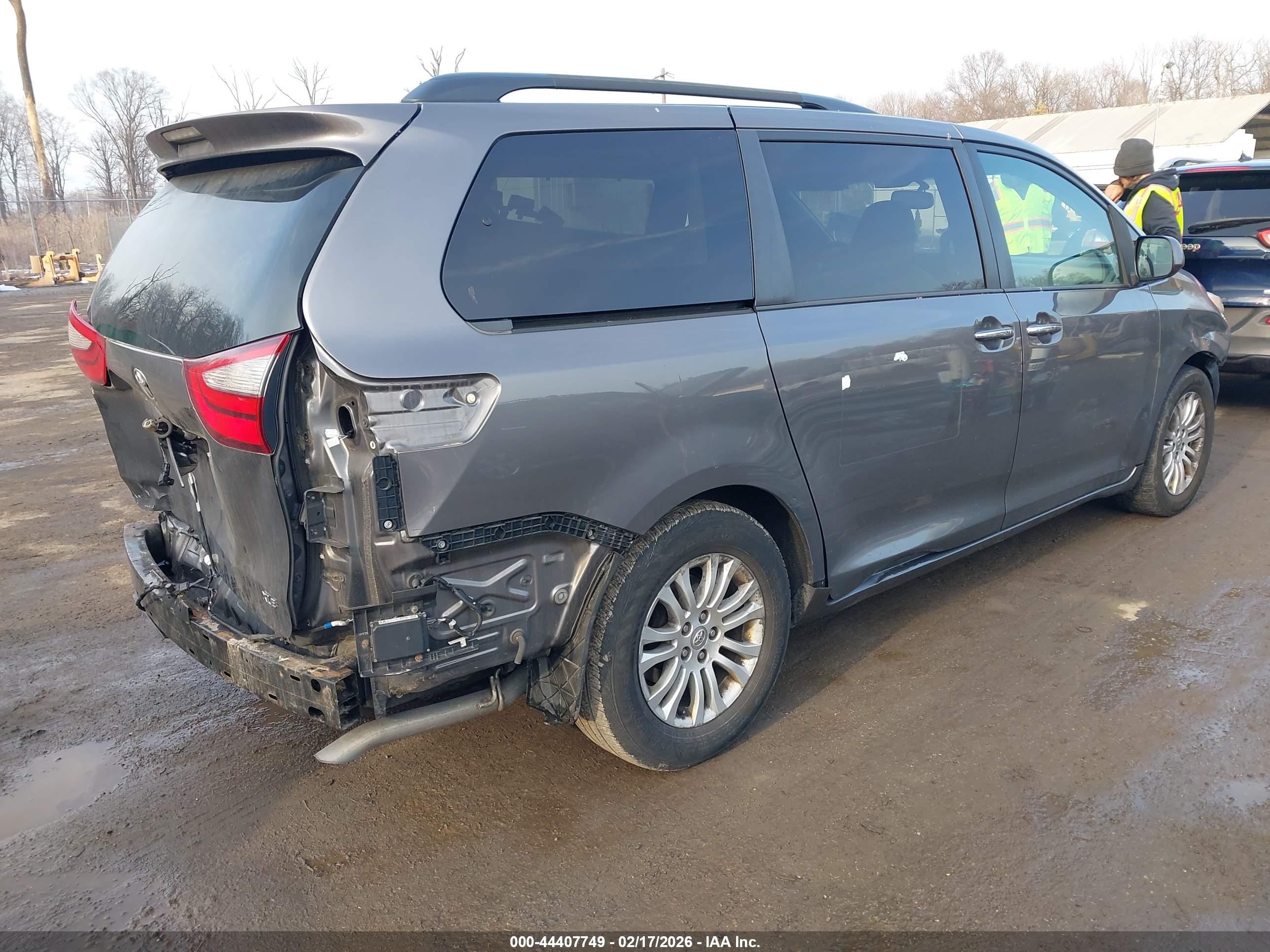 TOYOTA SIENNA image 4