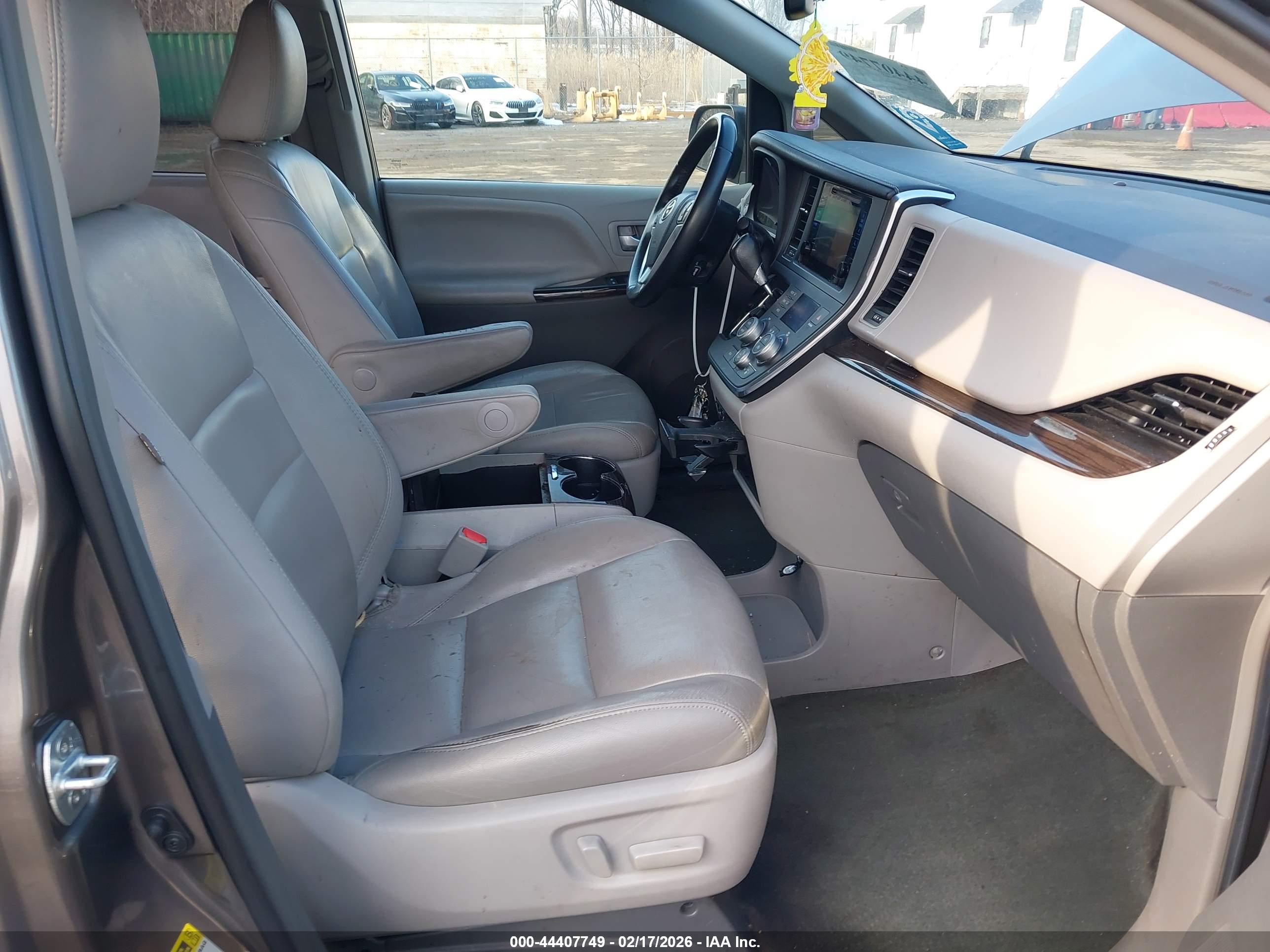 TOYOTA SIENNA image 5
