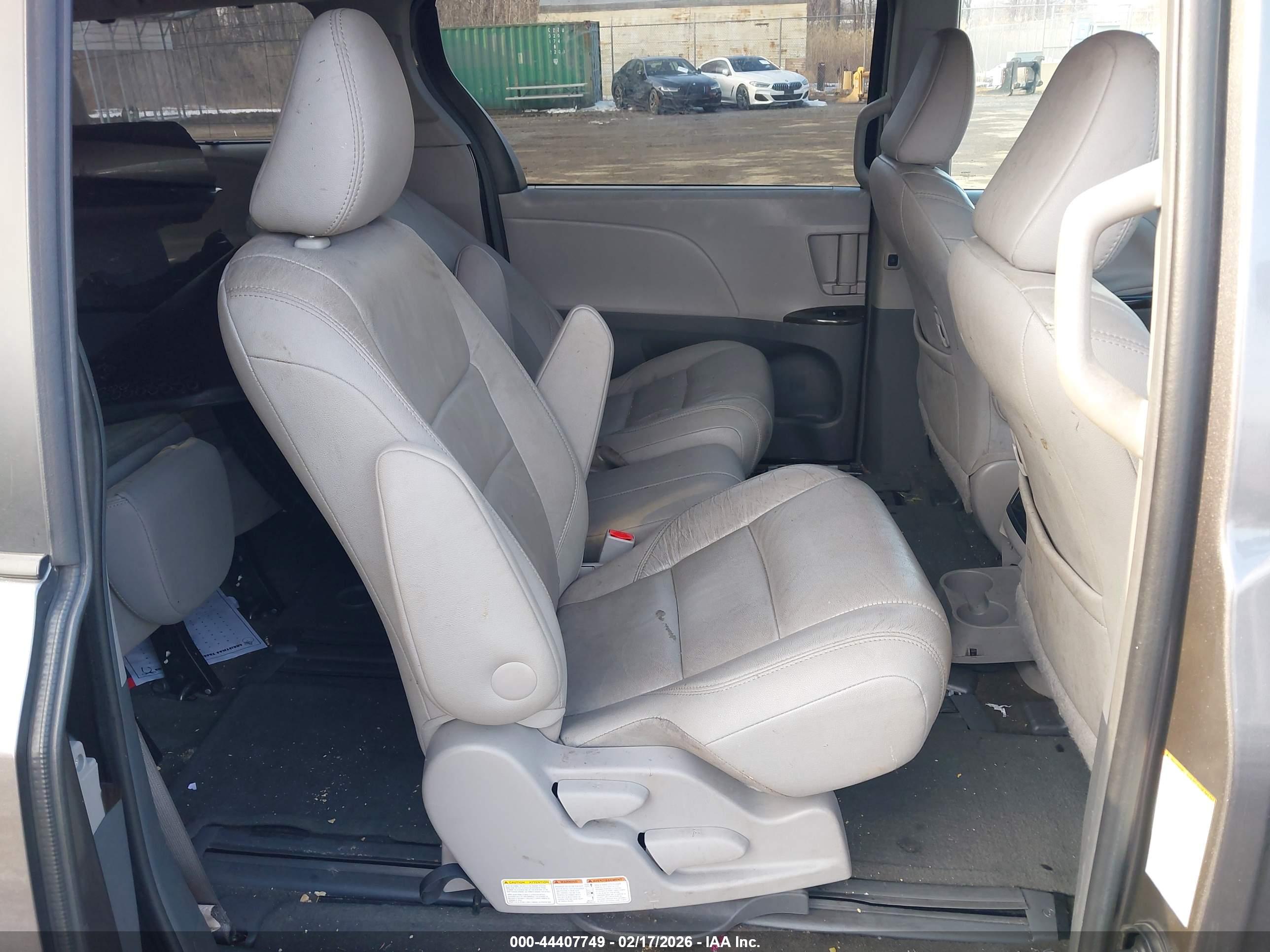 TOYOTA SIENNA image 8