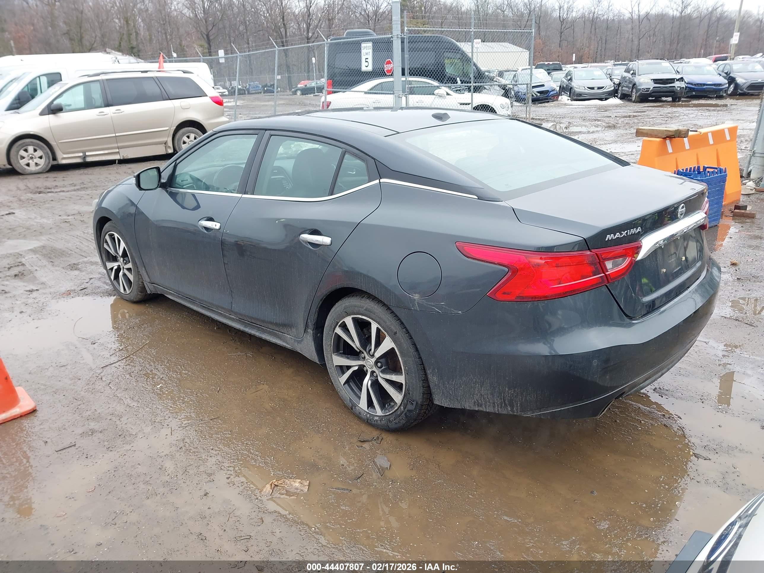 NISSAN MAXIMA image 3