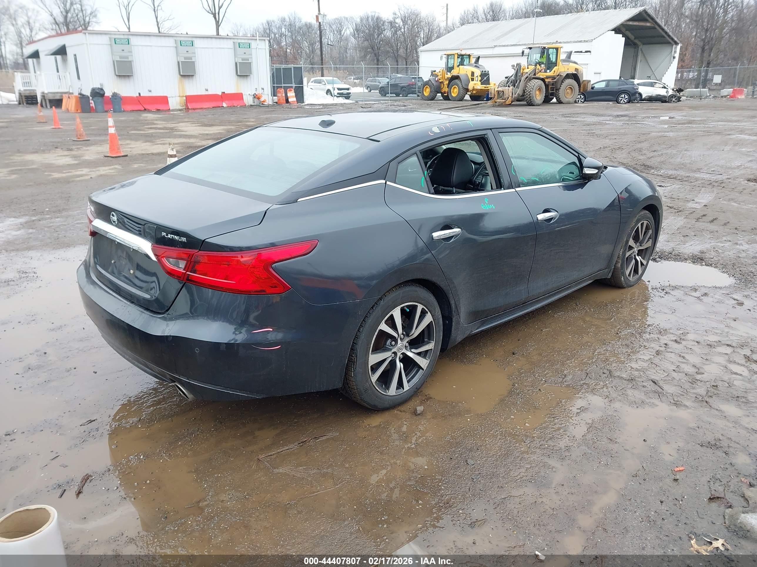 NISSAN MAXIMA image 4
