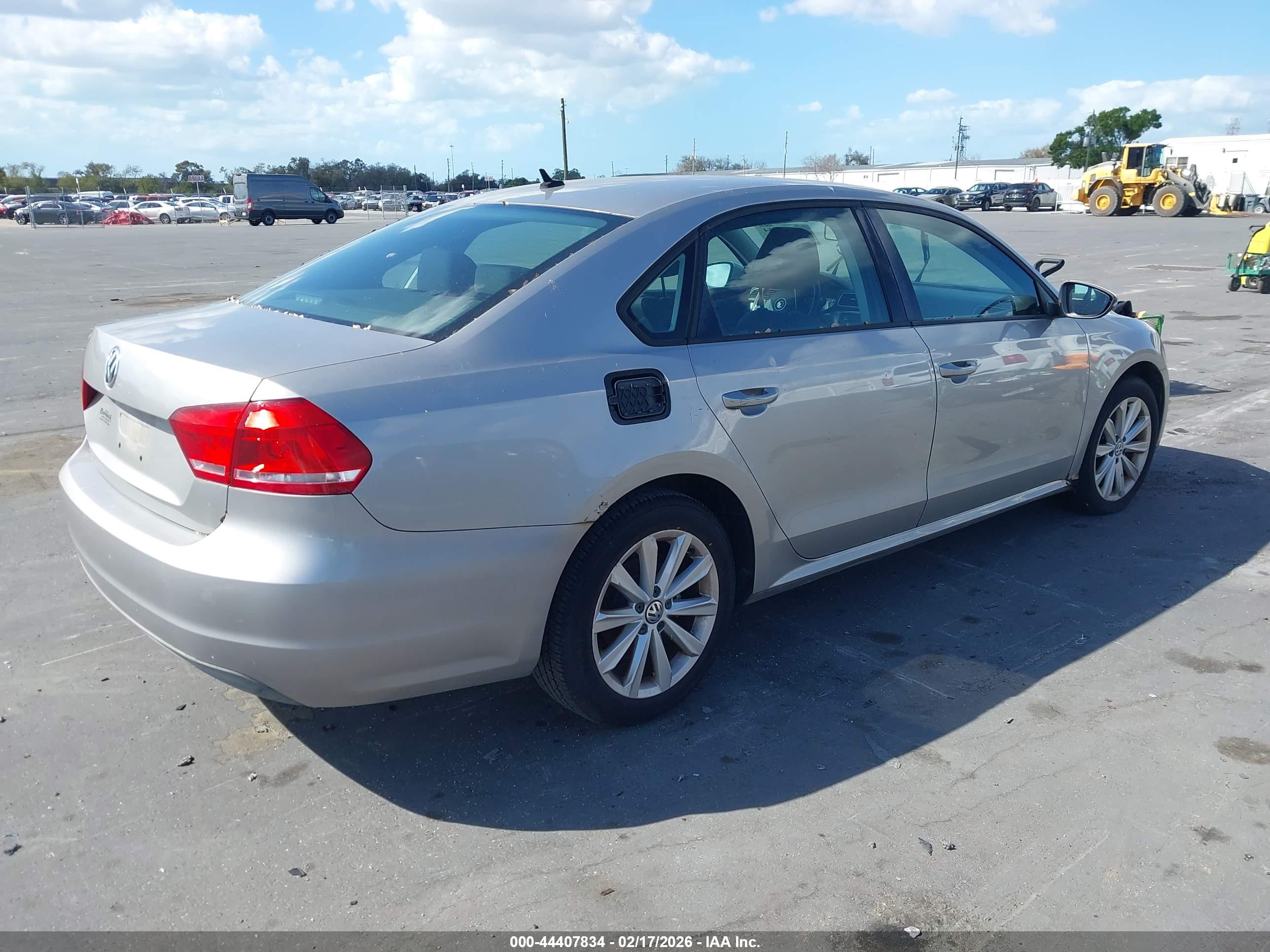 VOLKSWAGEN PASSAT image 4