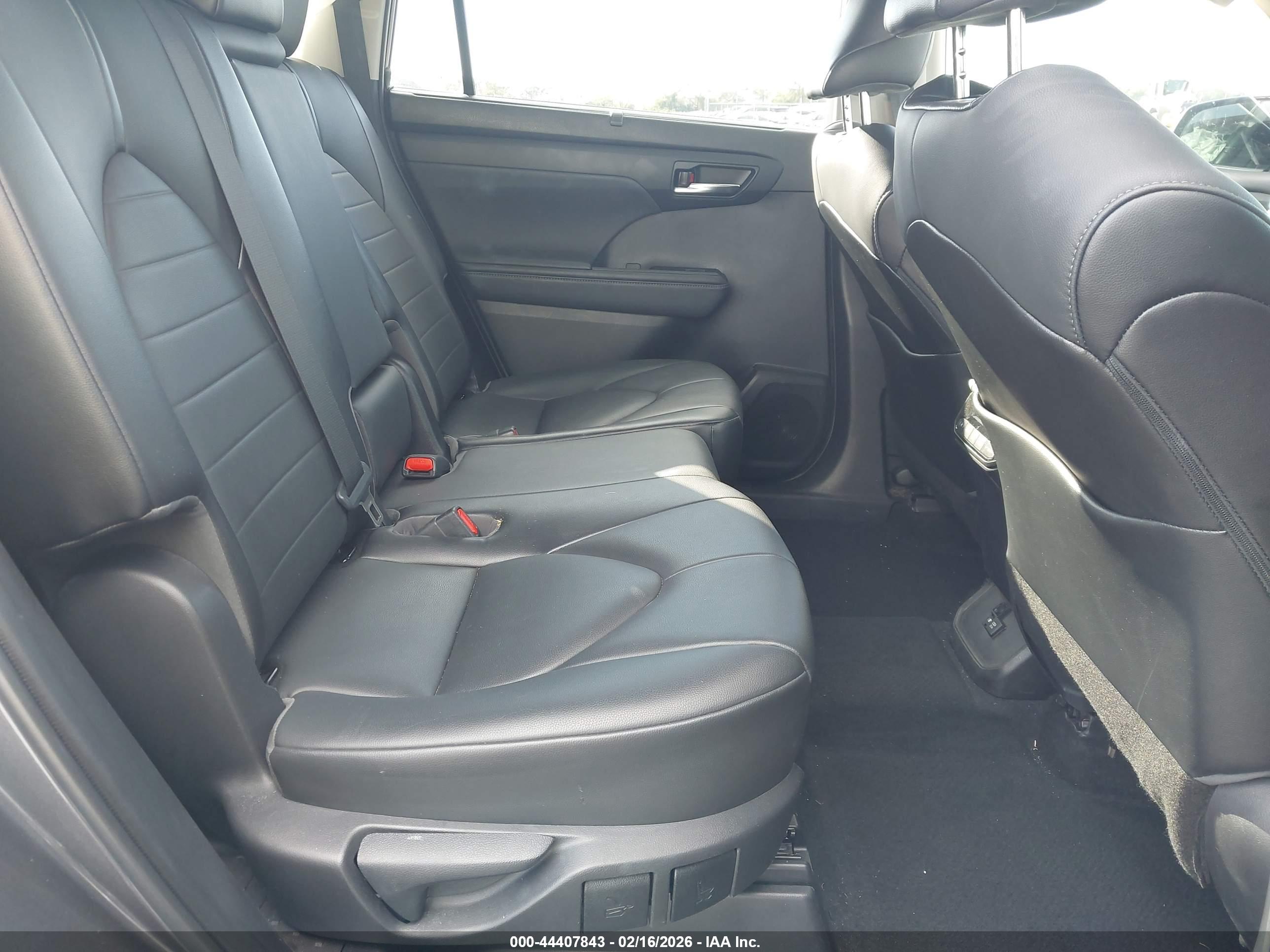 TOYOTA HIGHLANDER image 8
