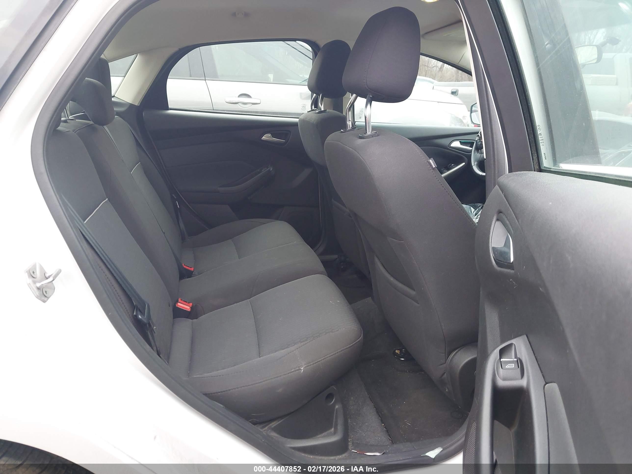 FORD FOCUS image 8