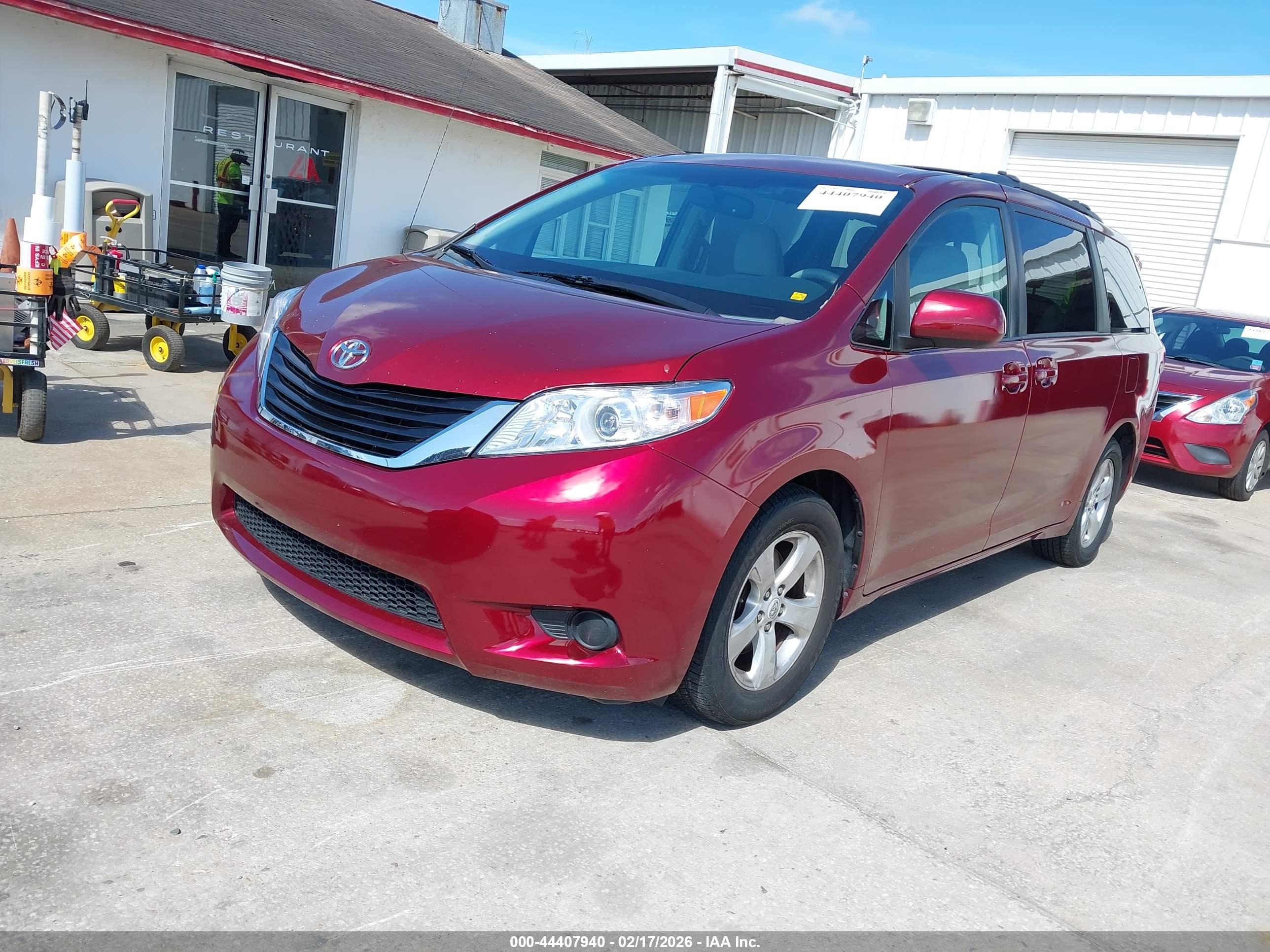 TOYOTA SIENNA image 2