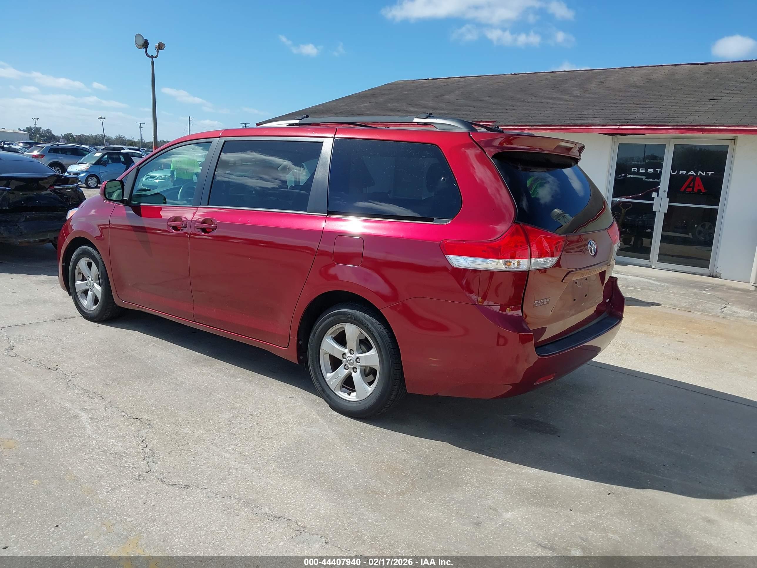 TOYOTA SIENNA image 3