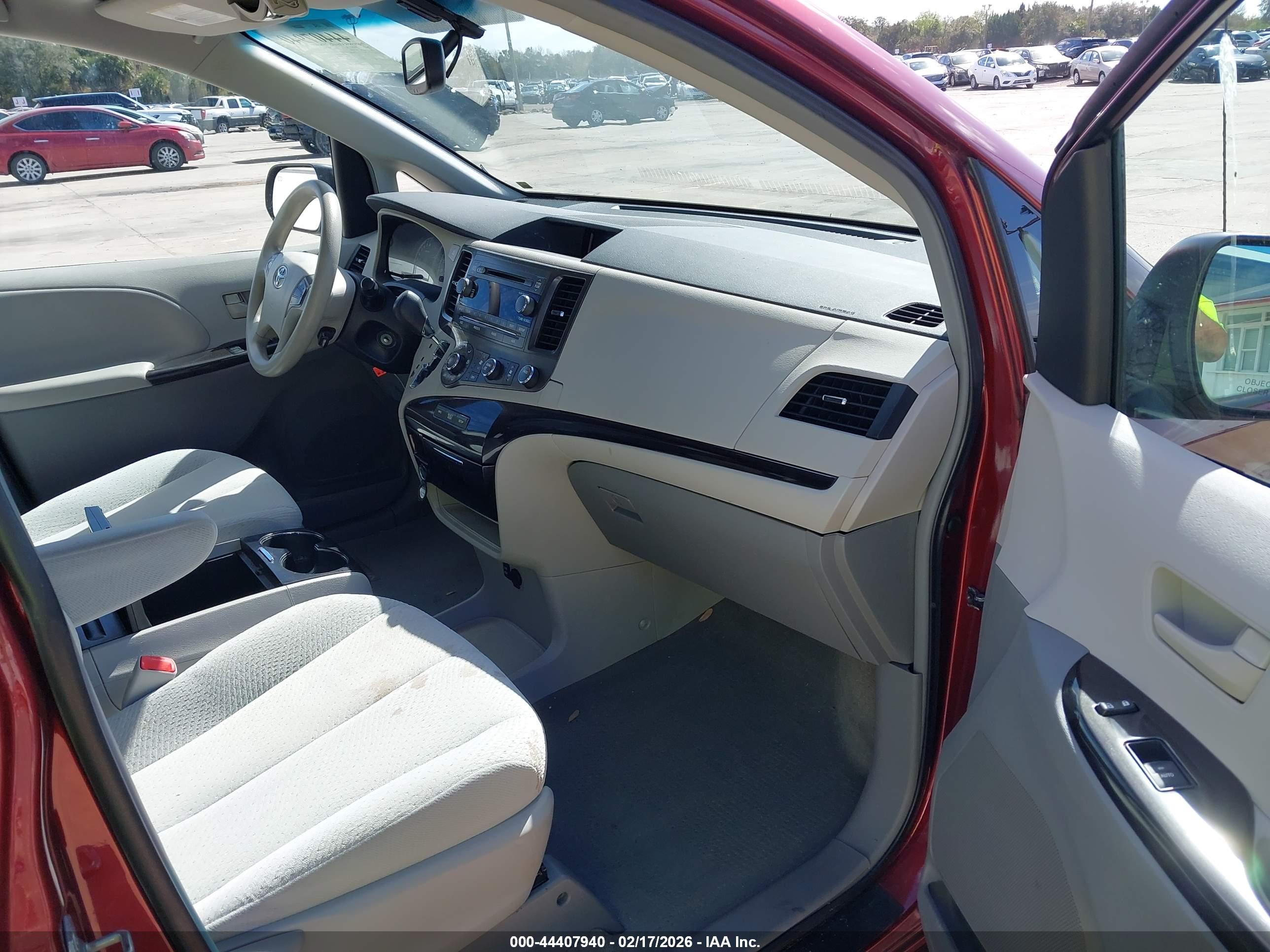 TOYOTA SIENNA image 5