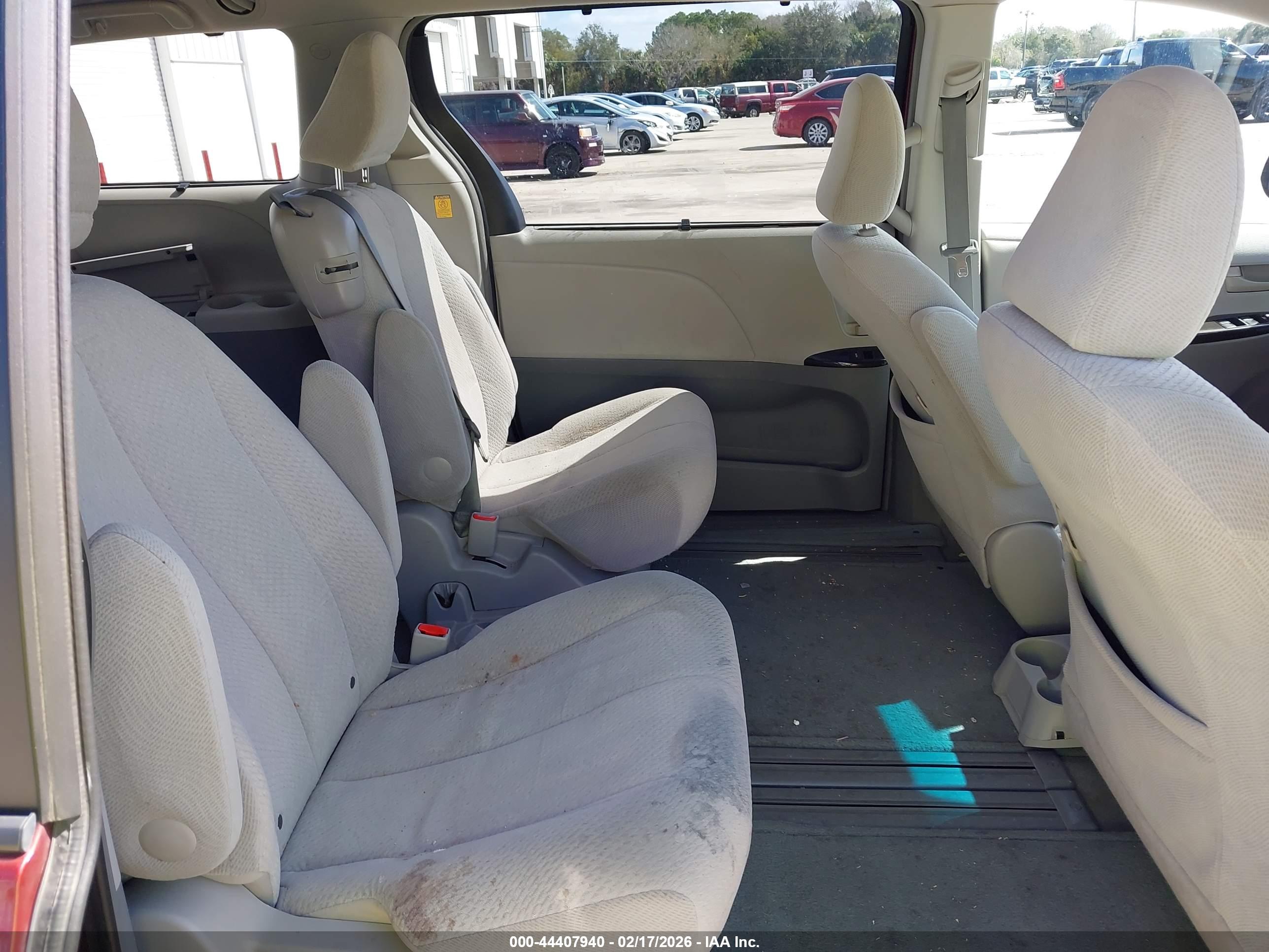 TOYOTA SIENNA image 8