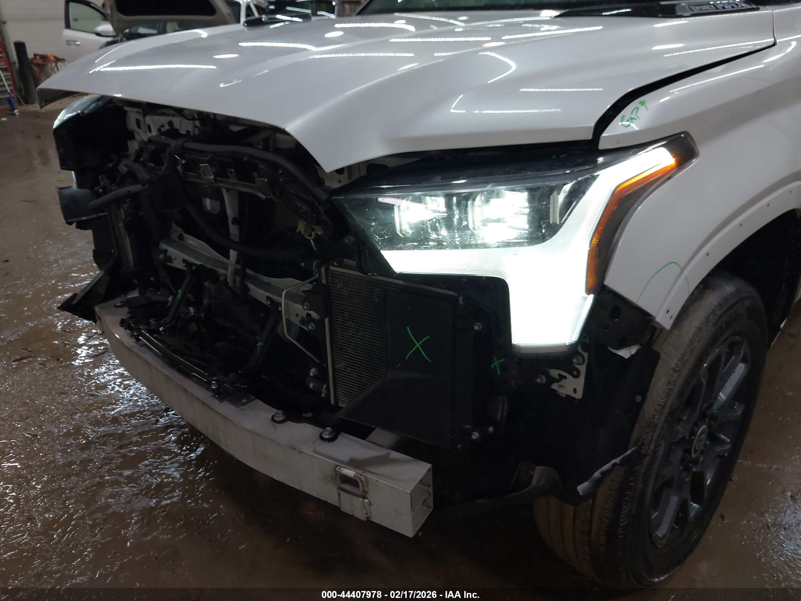 TOYOTA TUNDRA image 6