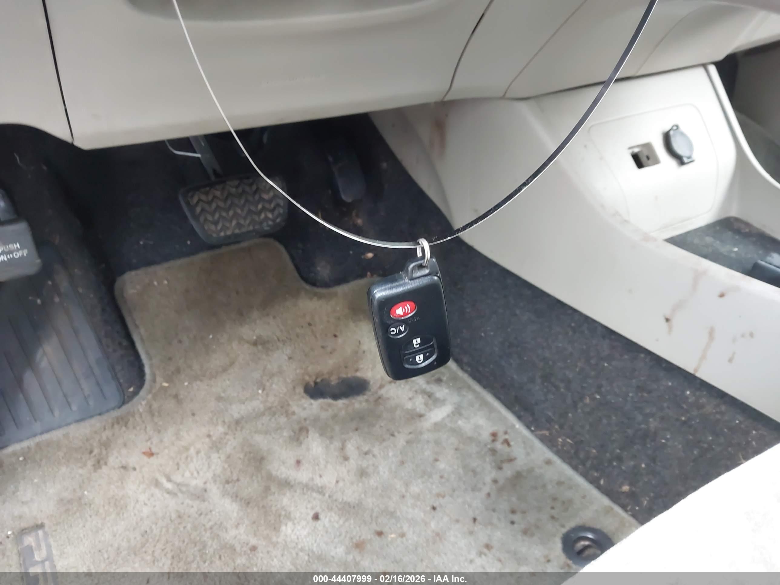 TOYOTA PRIUS image 11