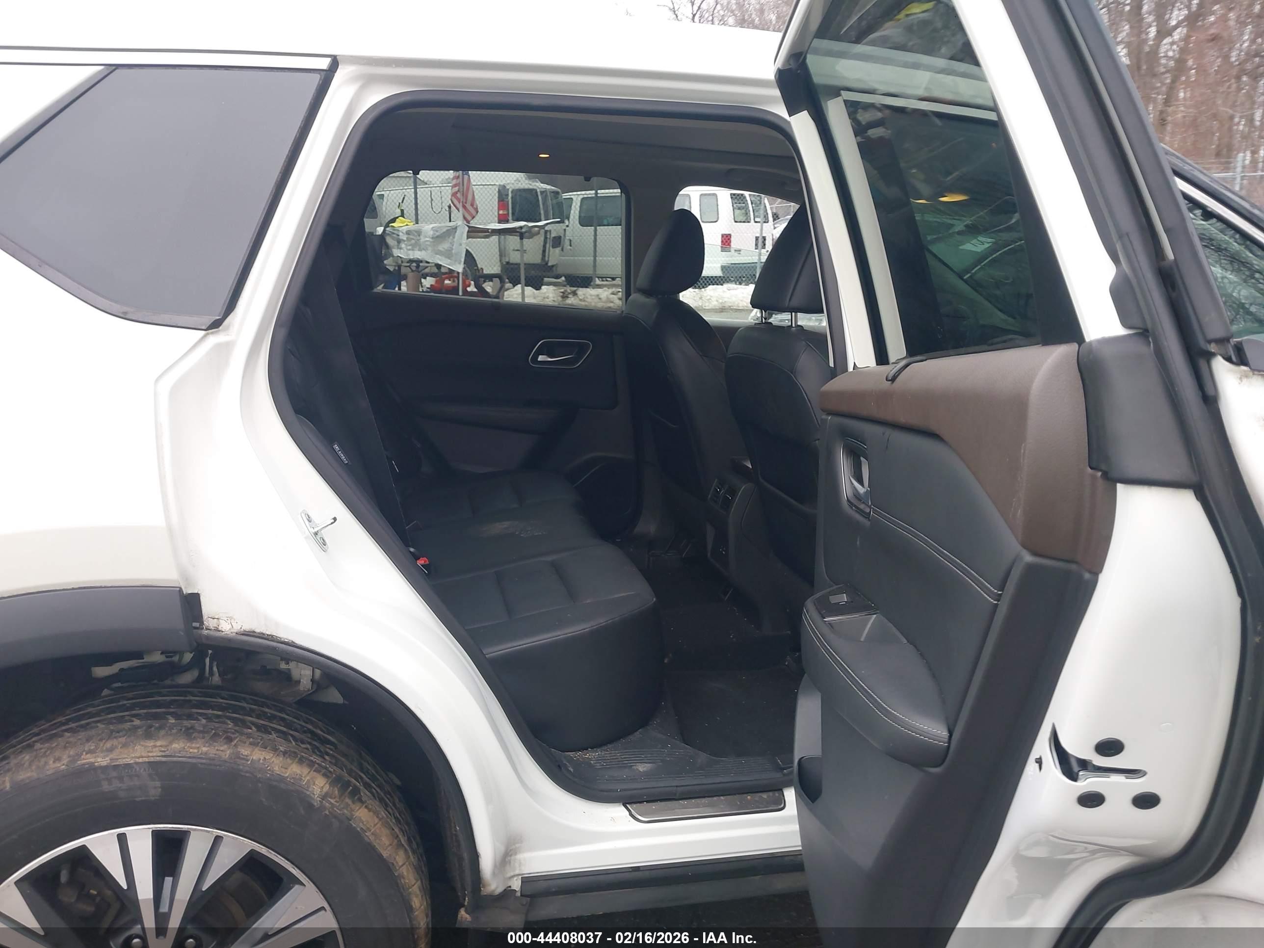 NISSAN ROGUE image 8