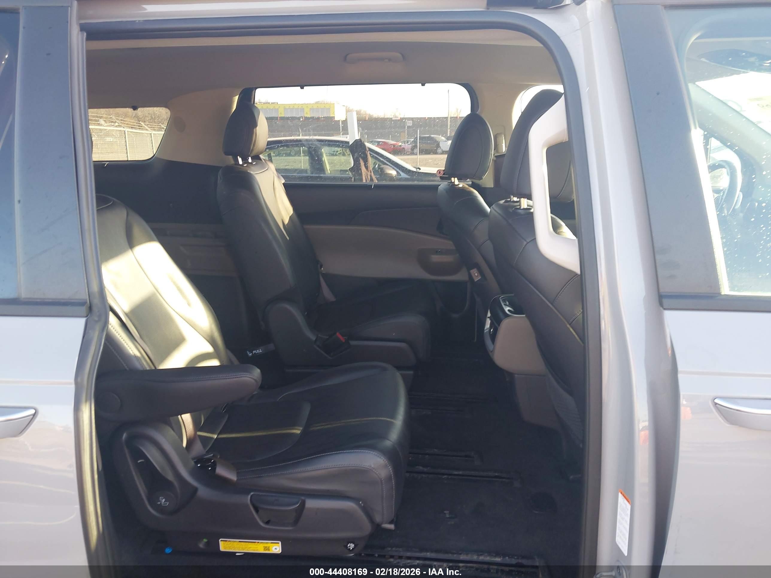 KIA CARNIVAL image 8