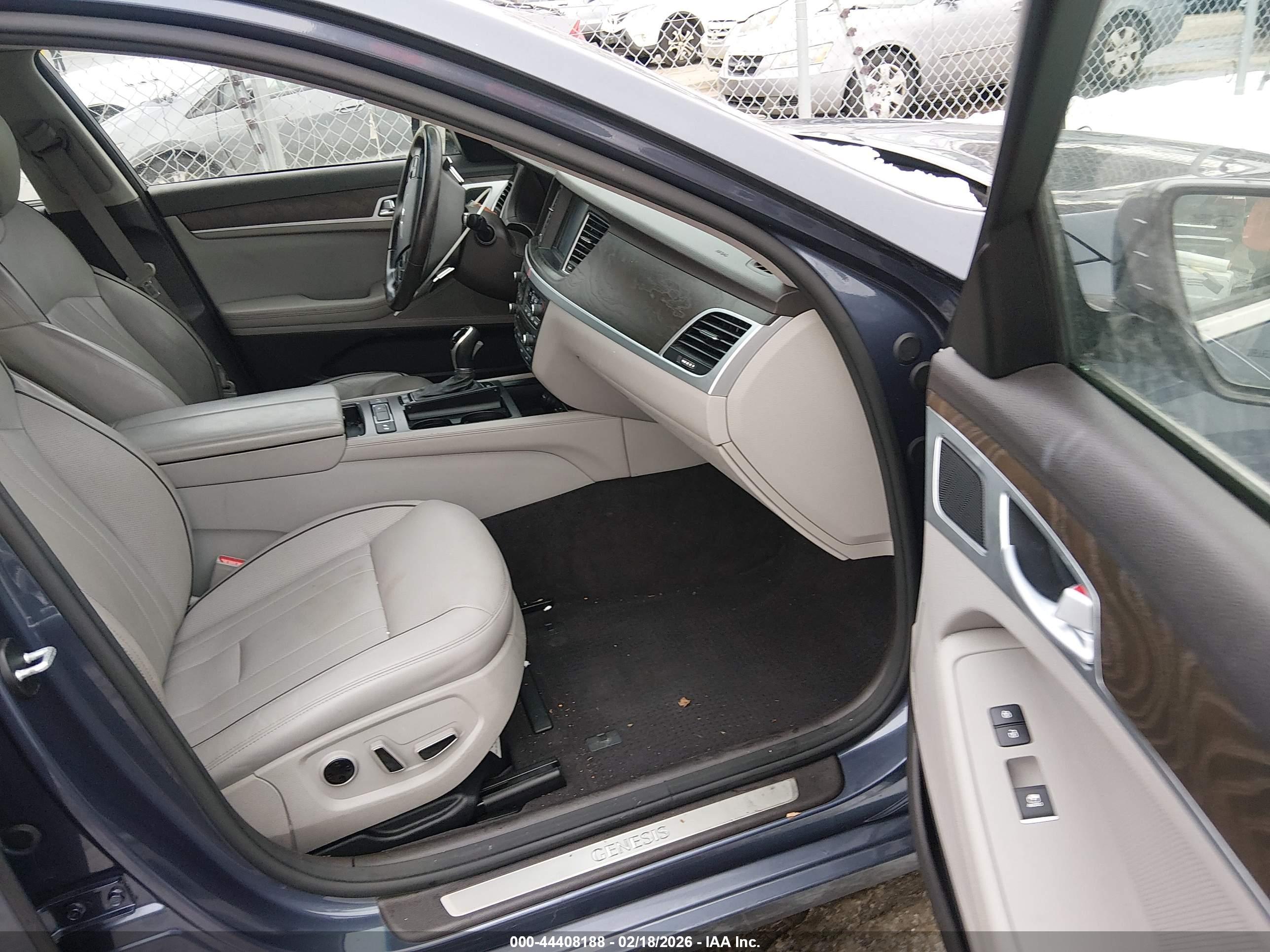 HYUNDAI GENESIS image 5