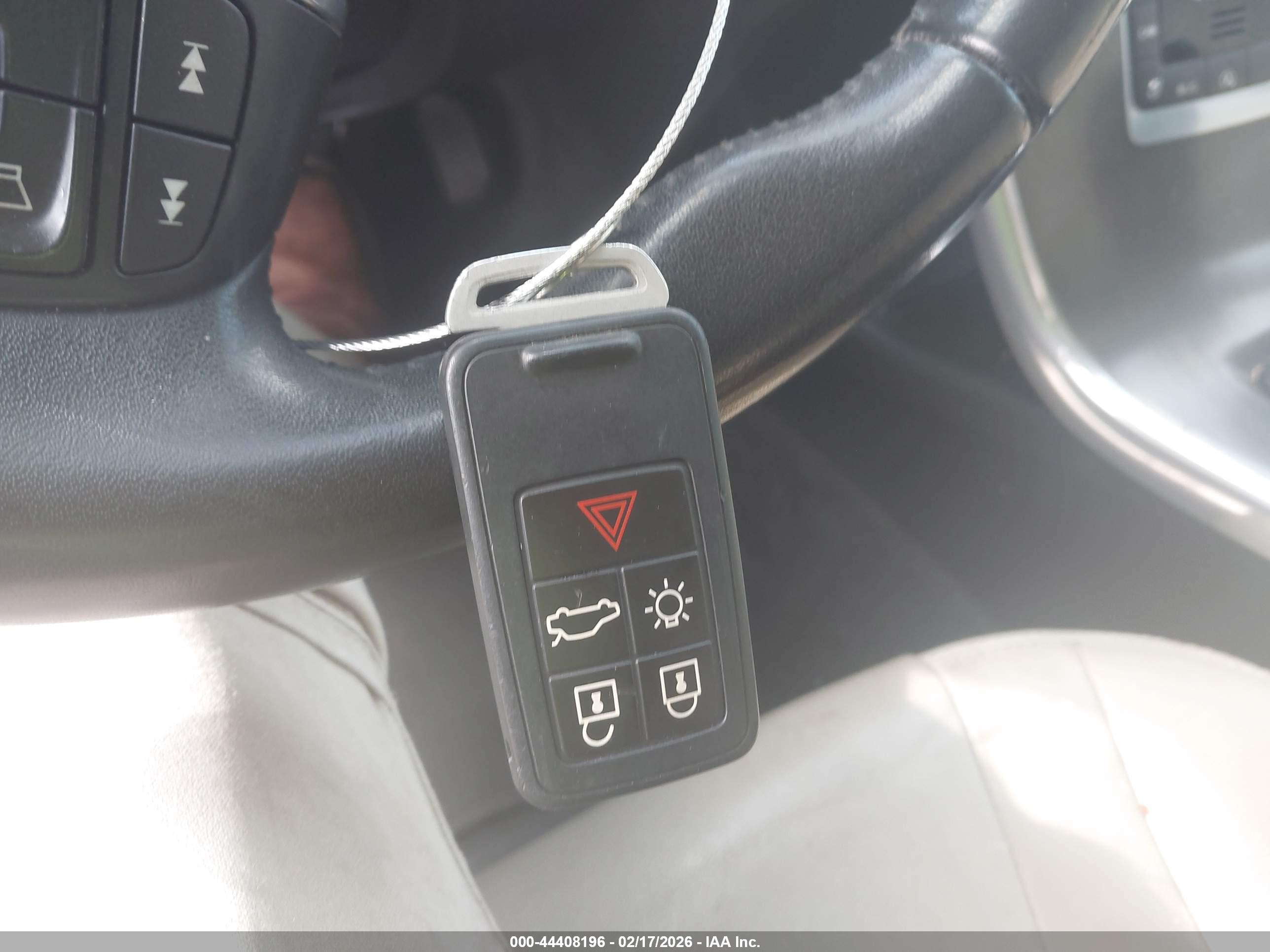 VOLVO XC60 image 11