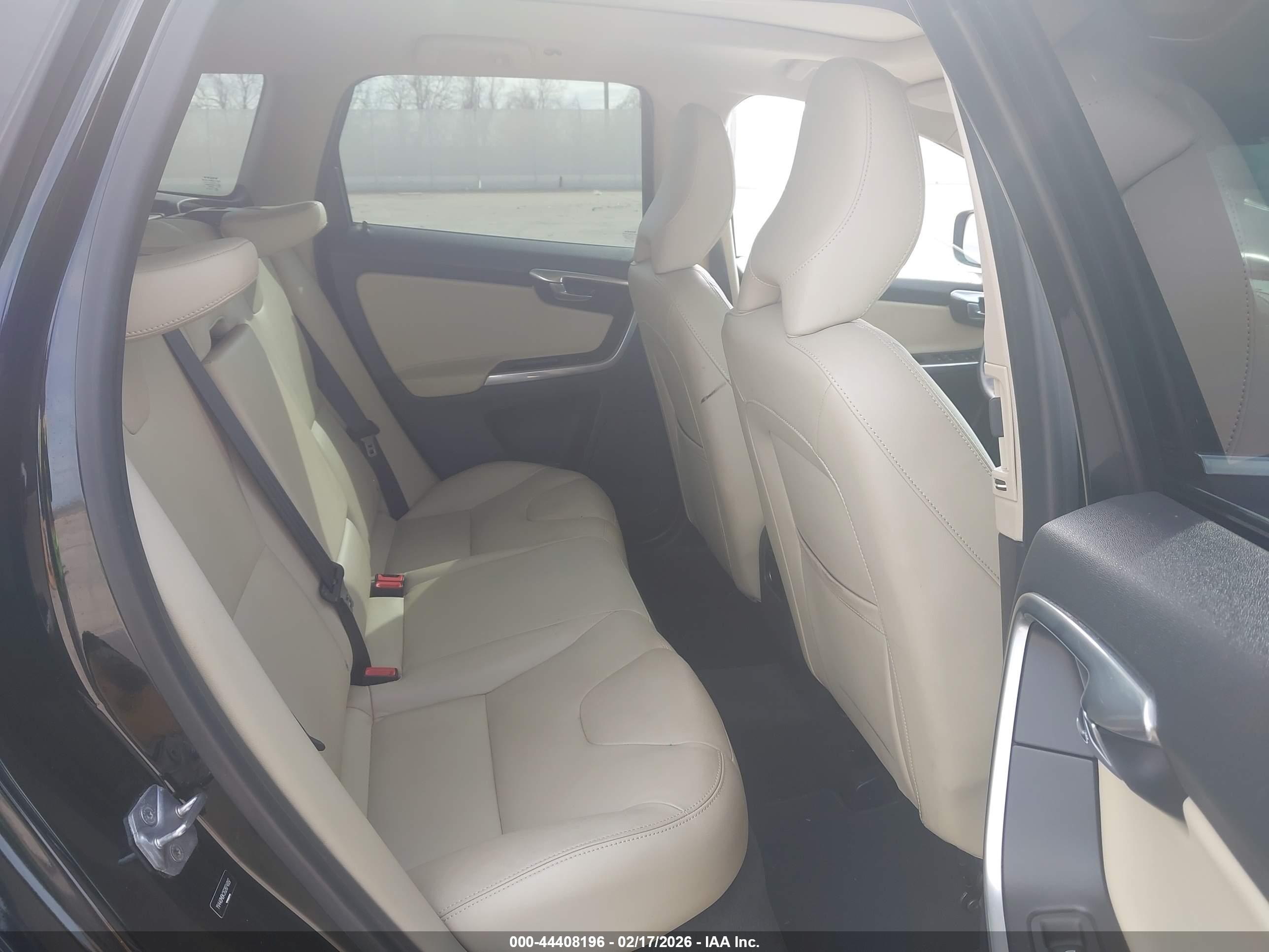 VOLVO XC60 image 8