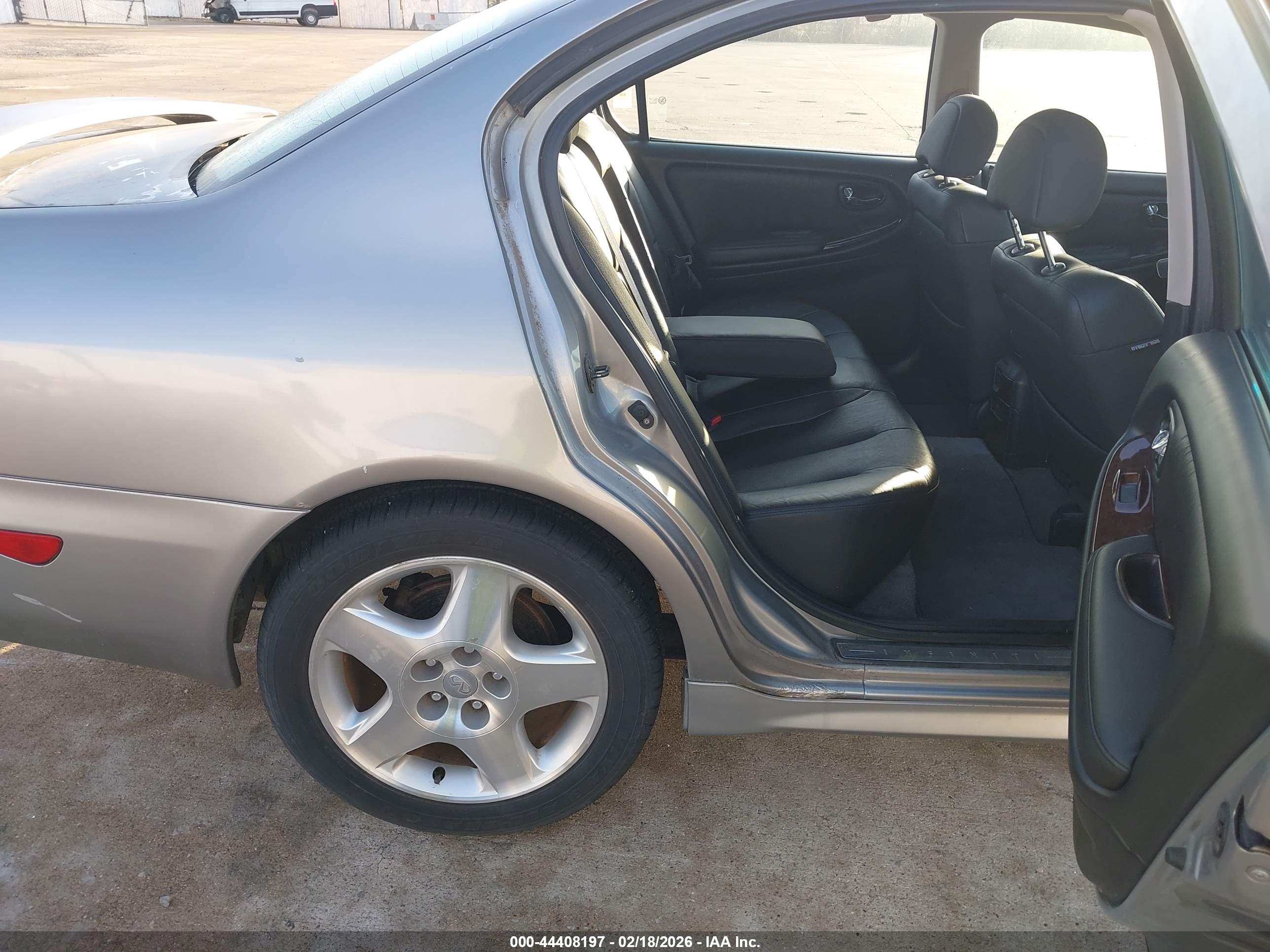 INFINITI I30 image 8
