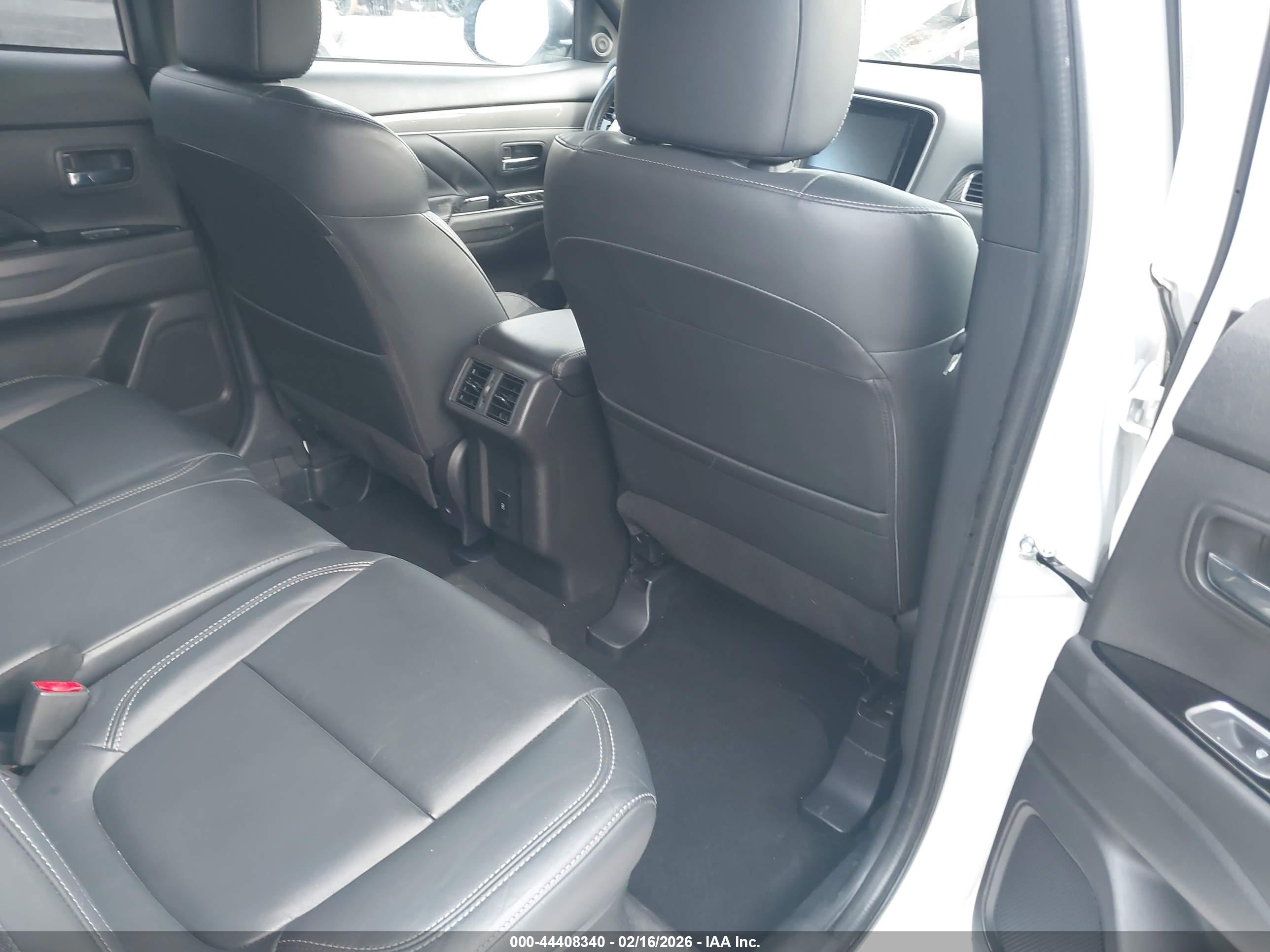 MITSUBISHI OUTLANDER image 8