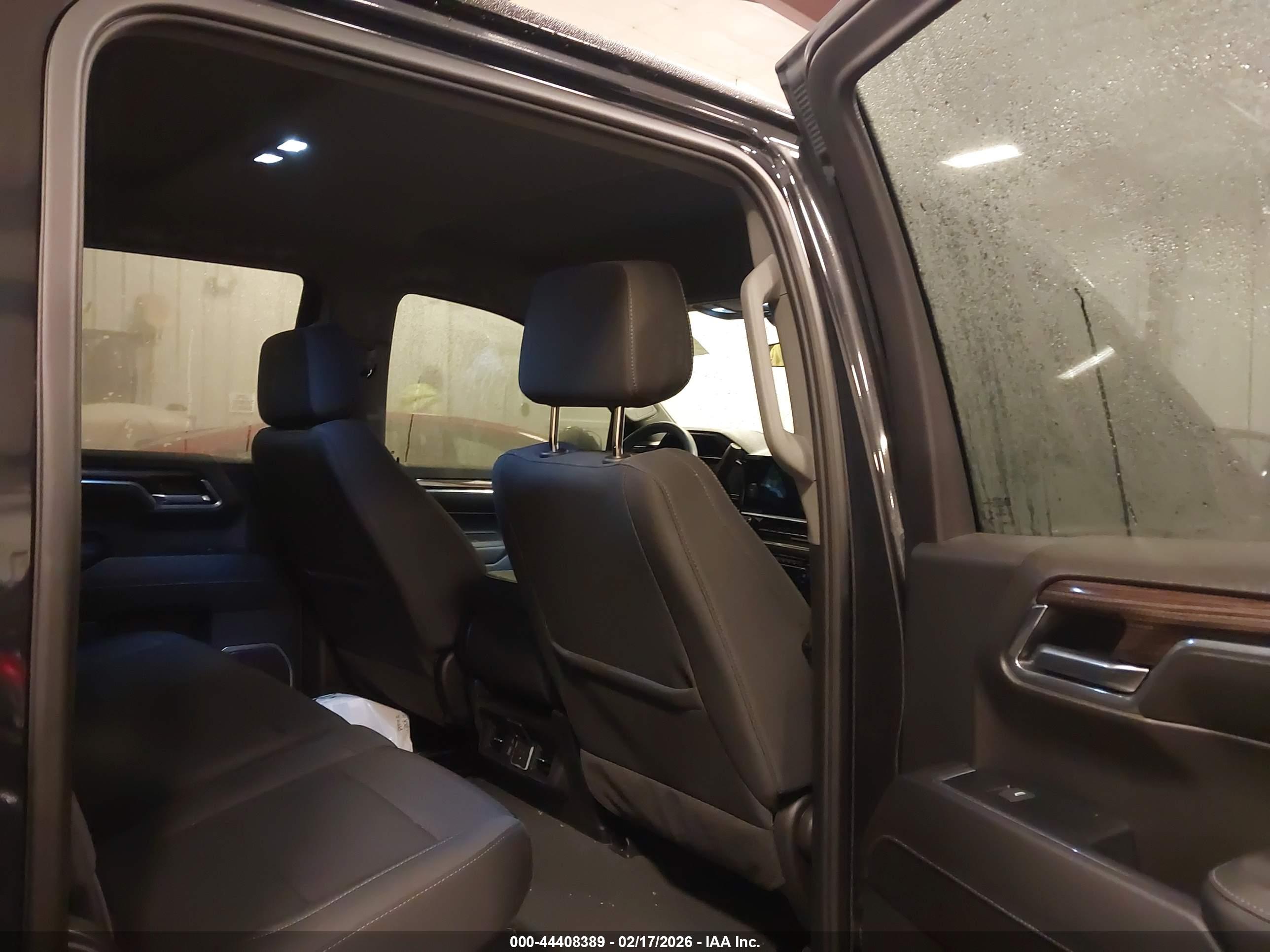 CHEVROLET SILVERADO image 8