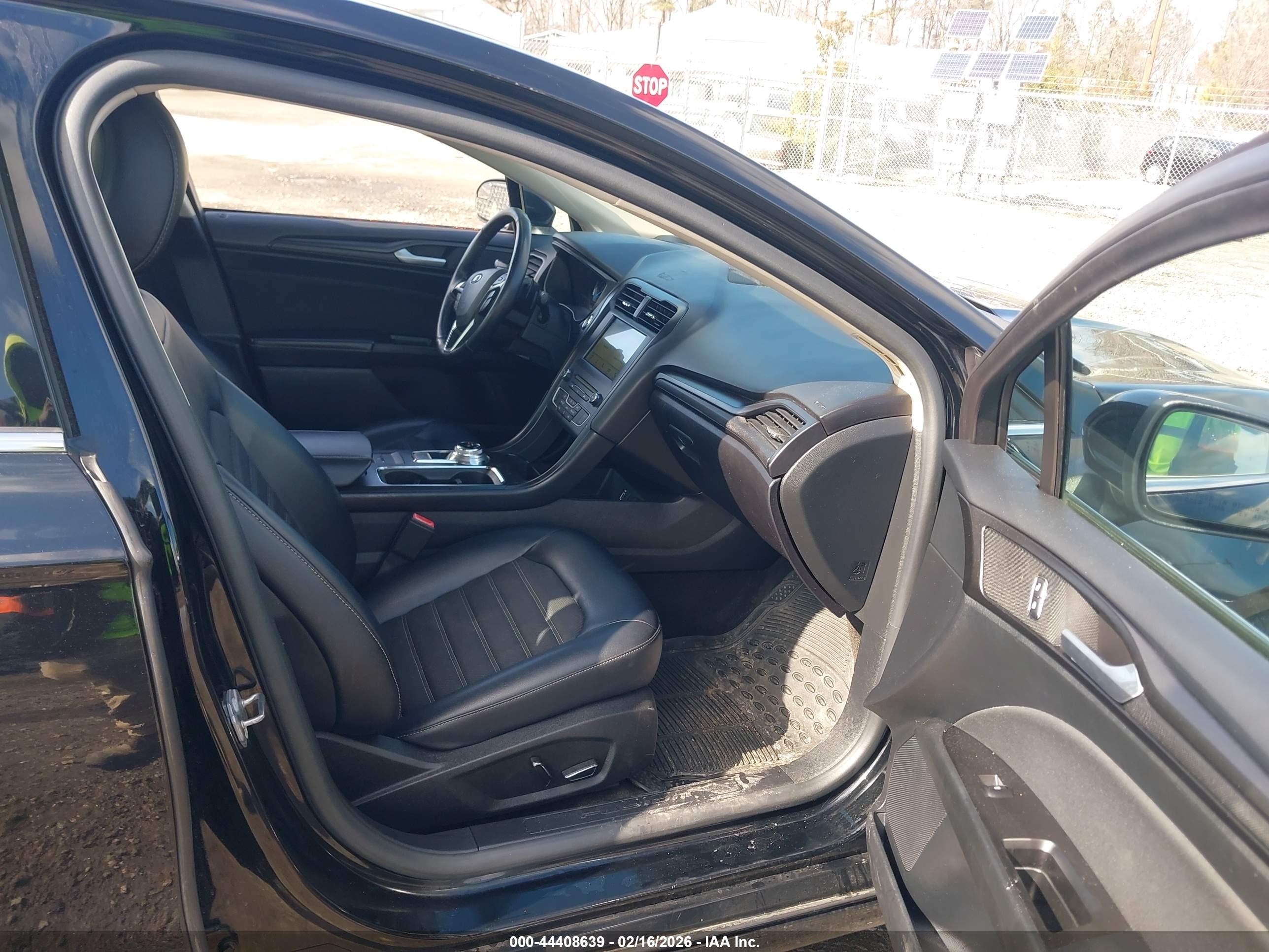FORD FUSION image 5