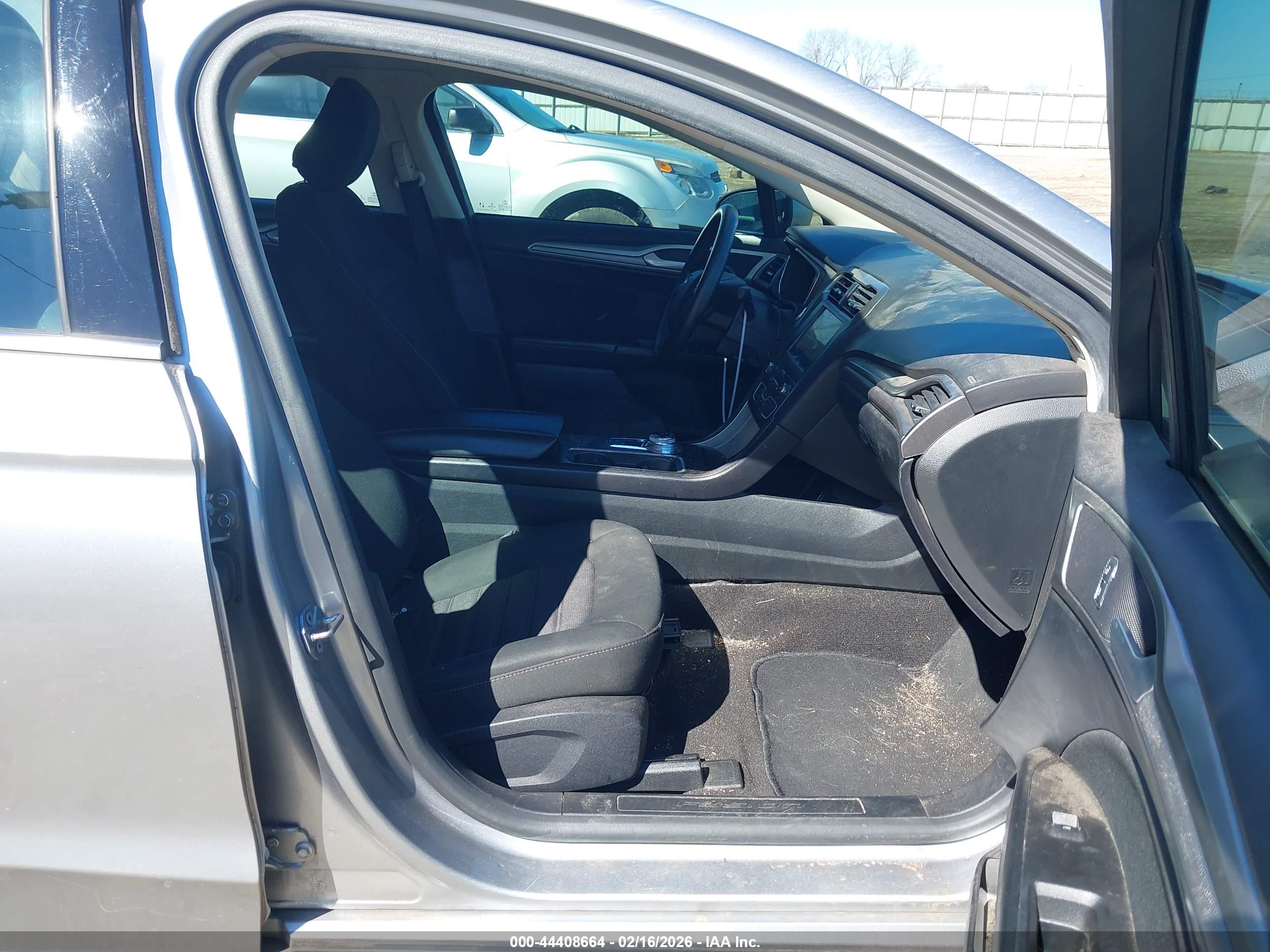 FORD FUSION image 5