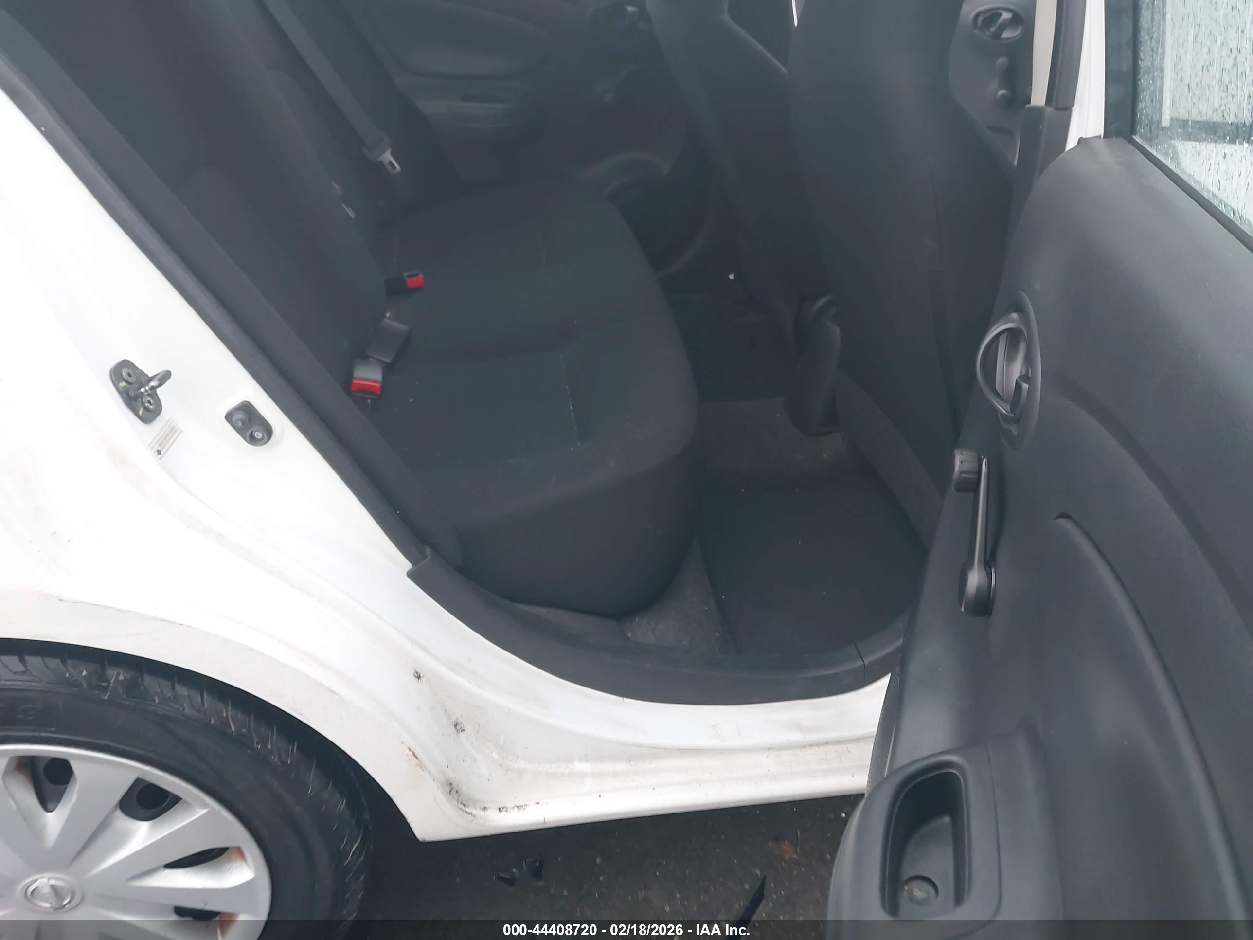 NISSAN VERSA image 8