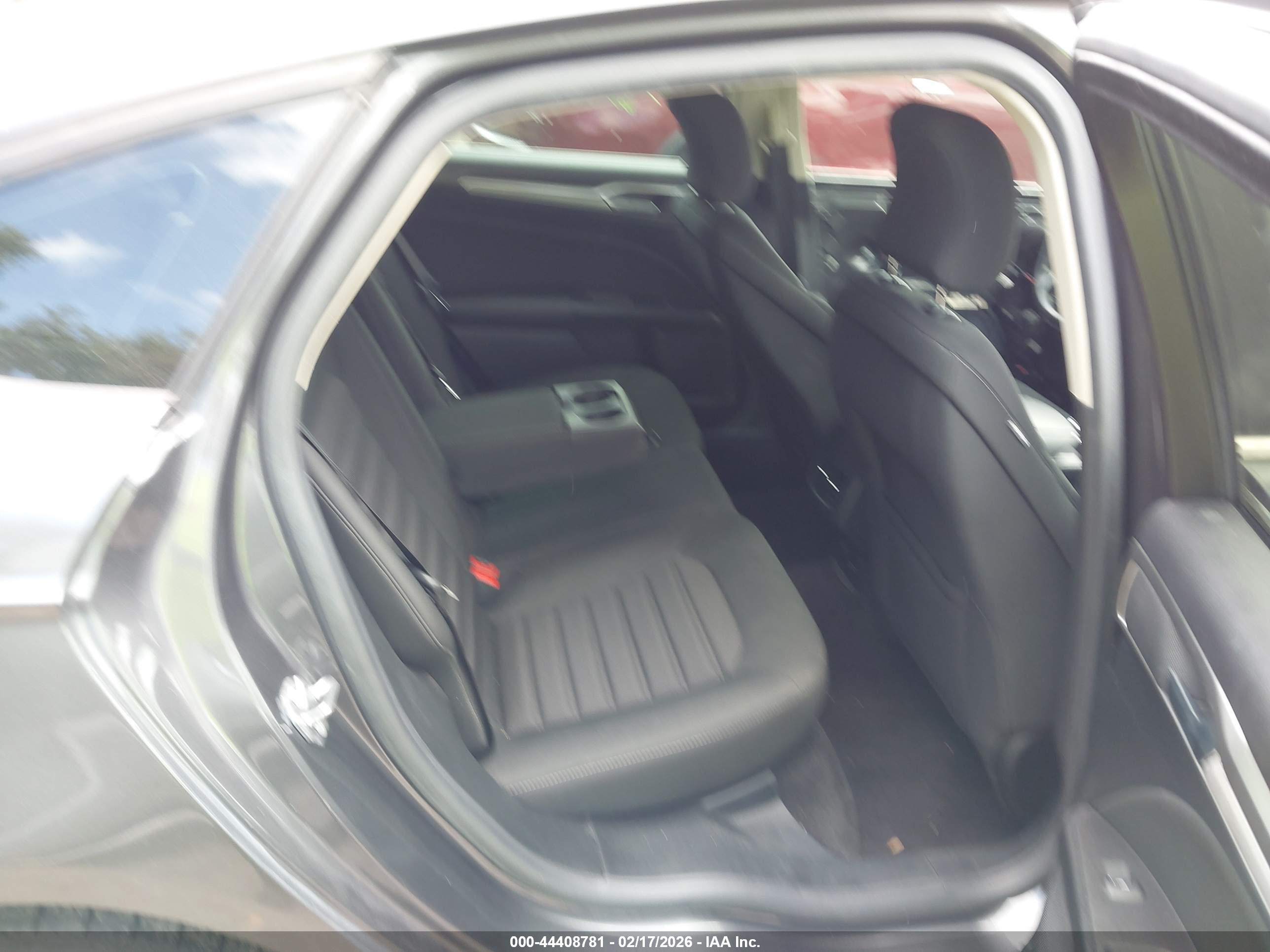 FORD FUSION image 8