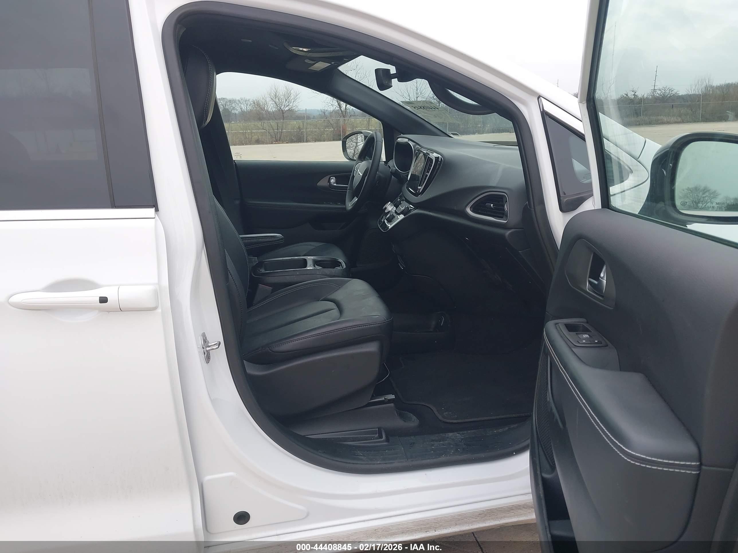 CHRYSLER PACIFICA image 5