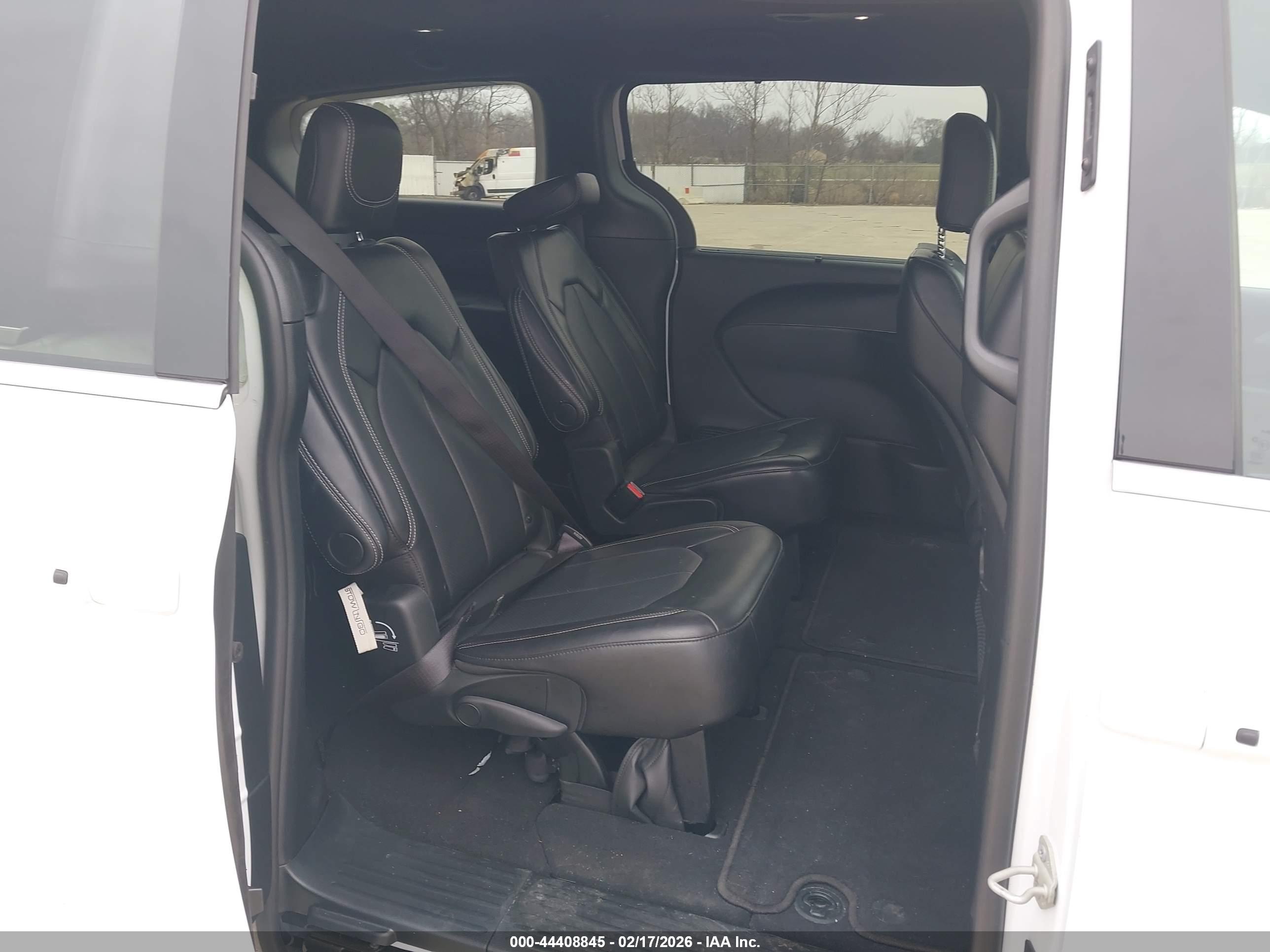 CHRYSLER PACIFICA image 8