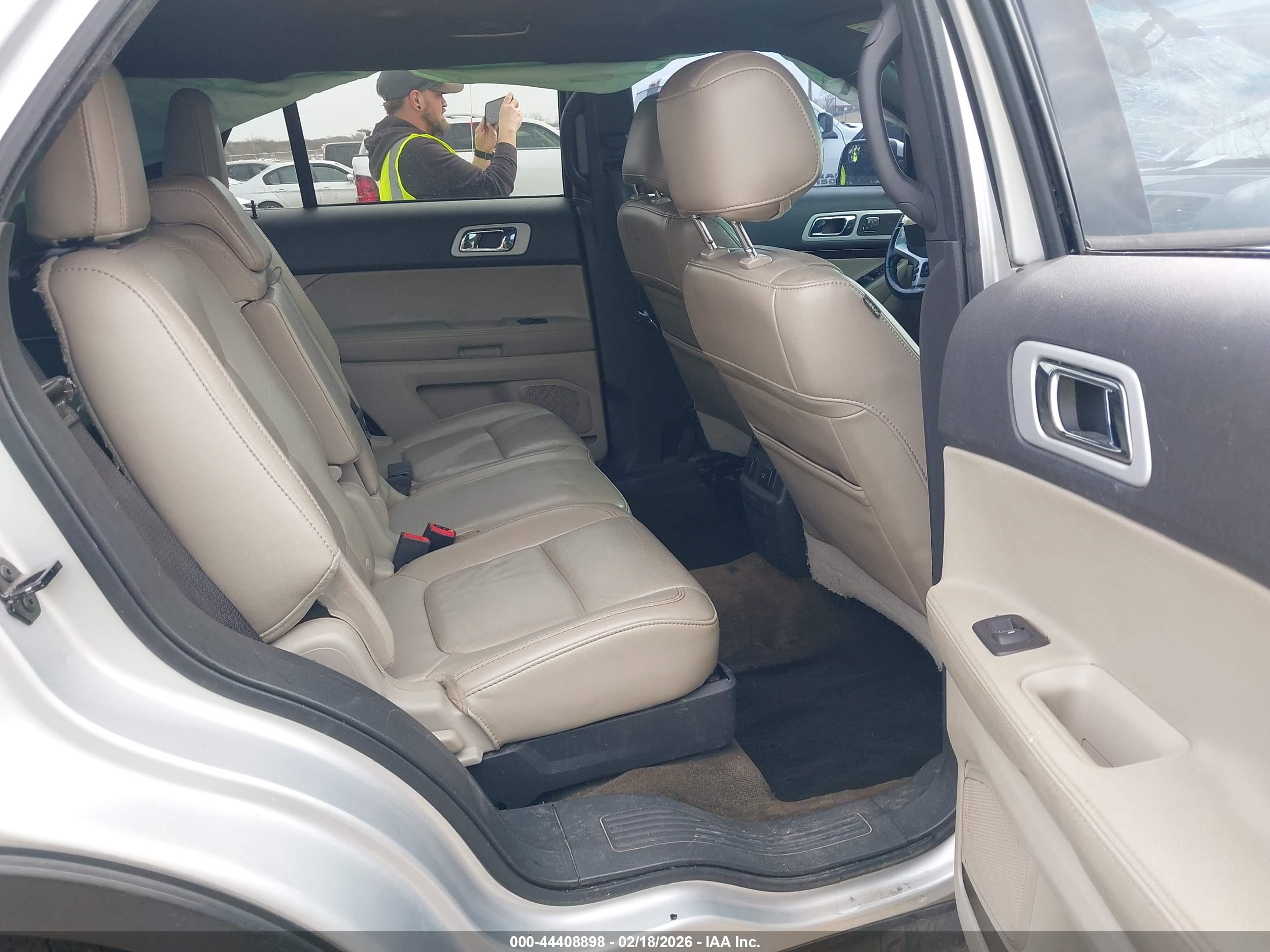 FORD EXPLORER image 8