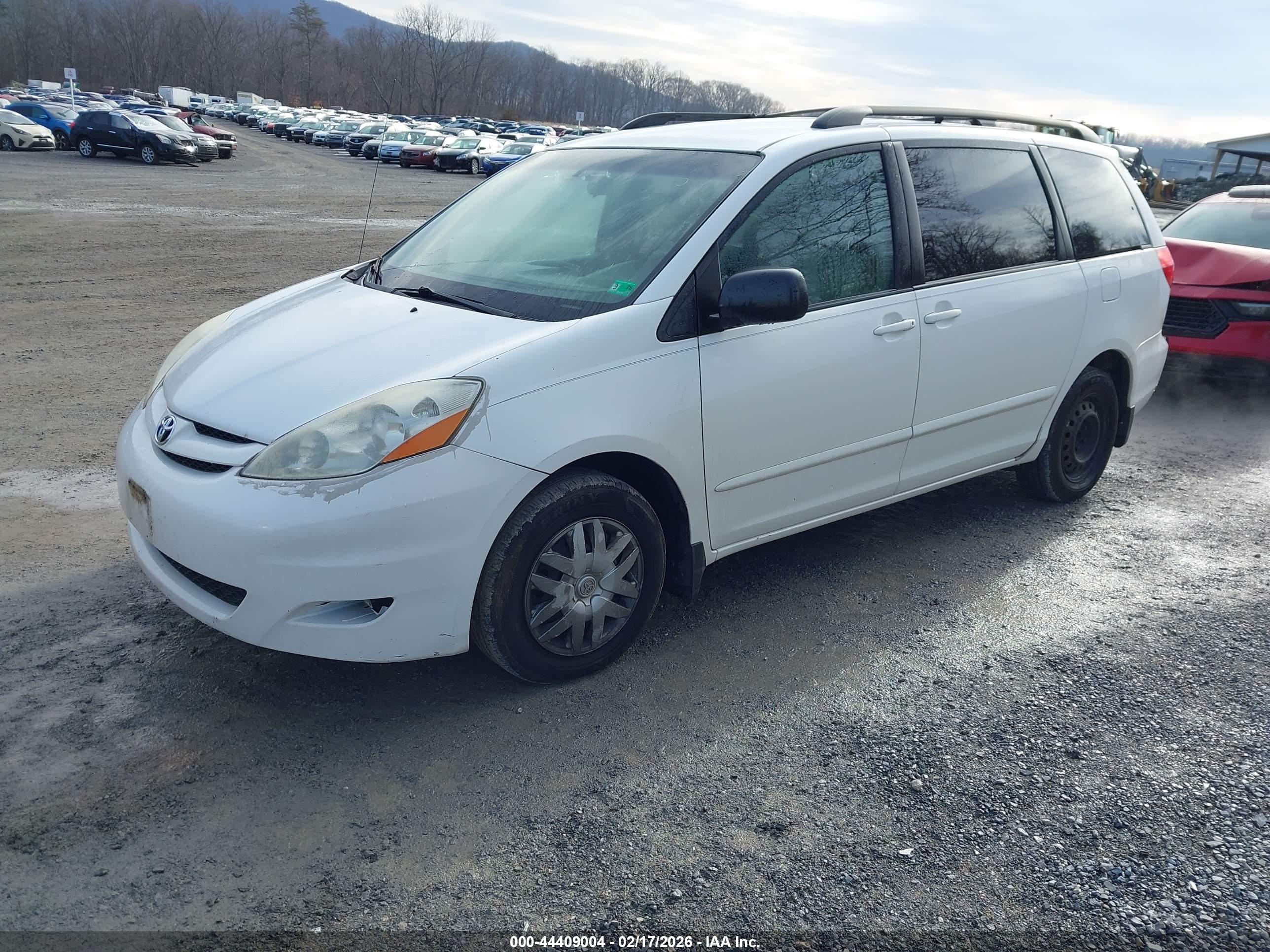 TOYOTA SIENNA image 2