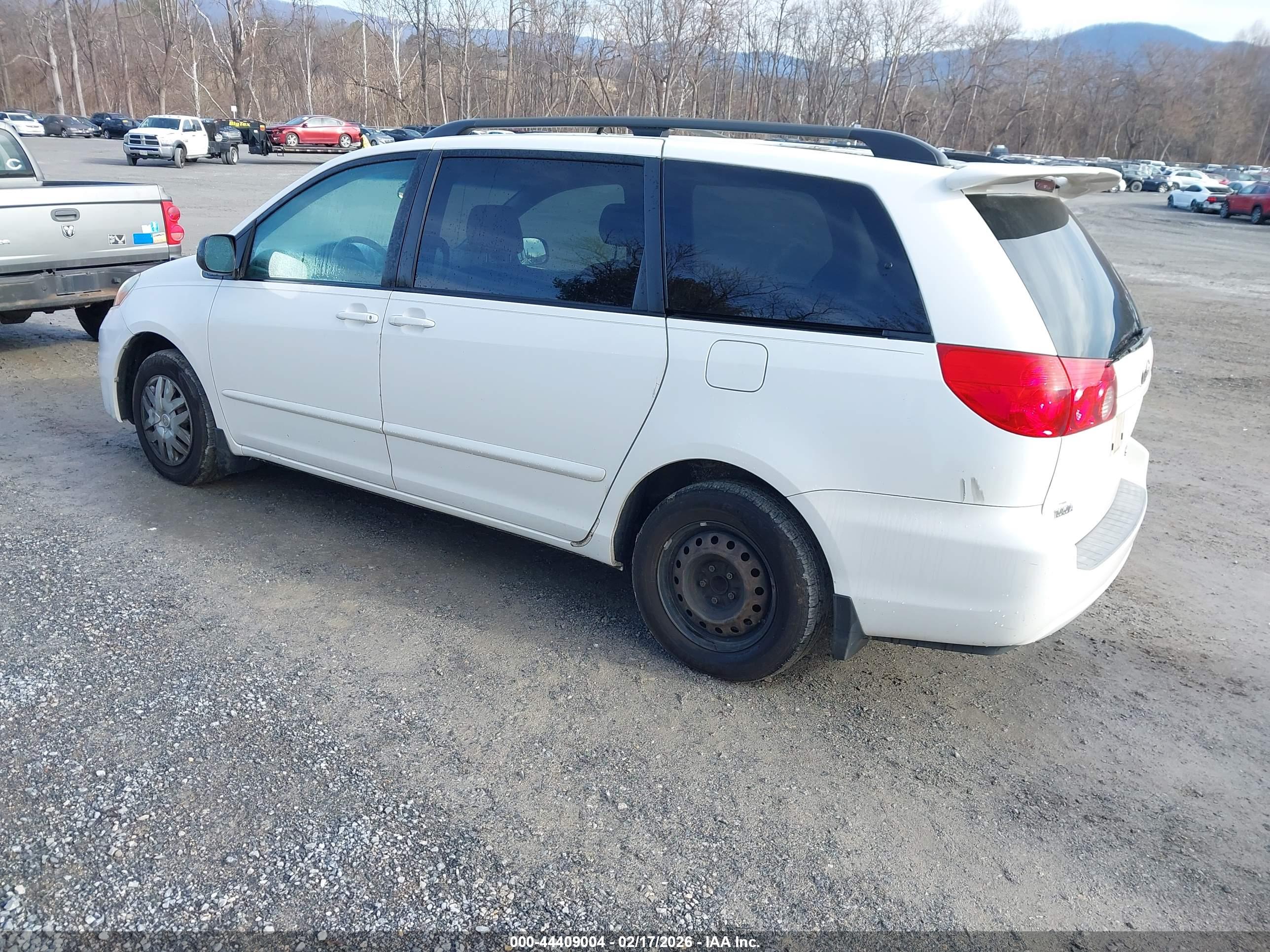 TOYOTA SIENNA image 3