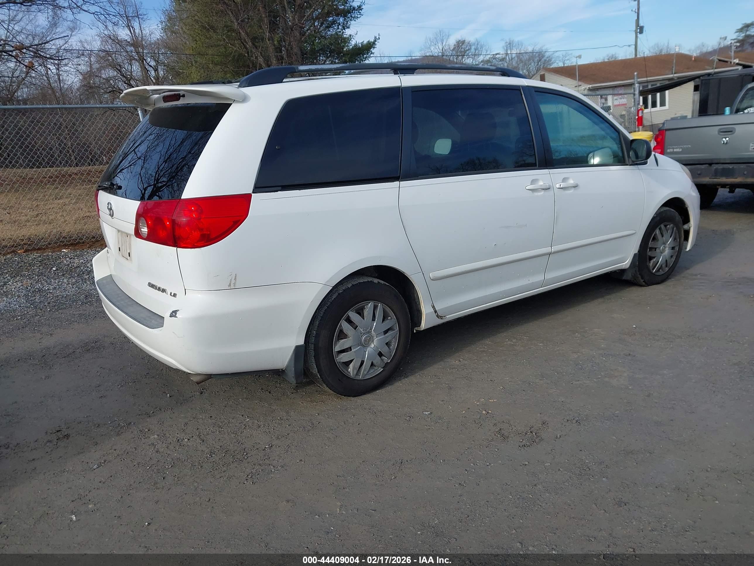 TOYOTA SIENNA image 4