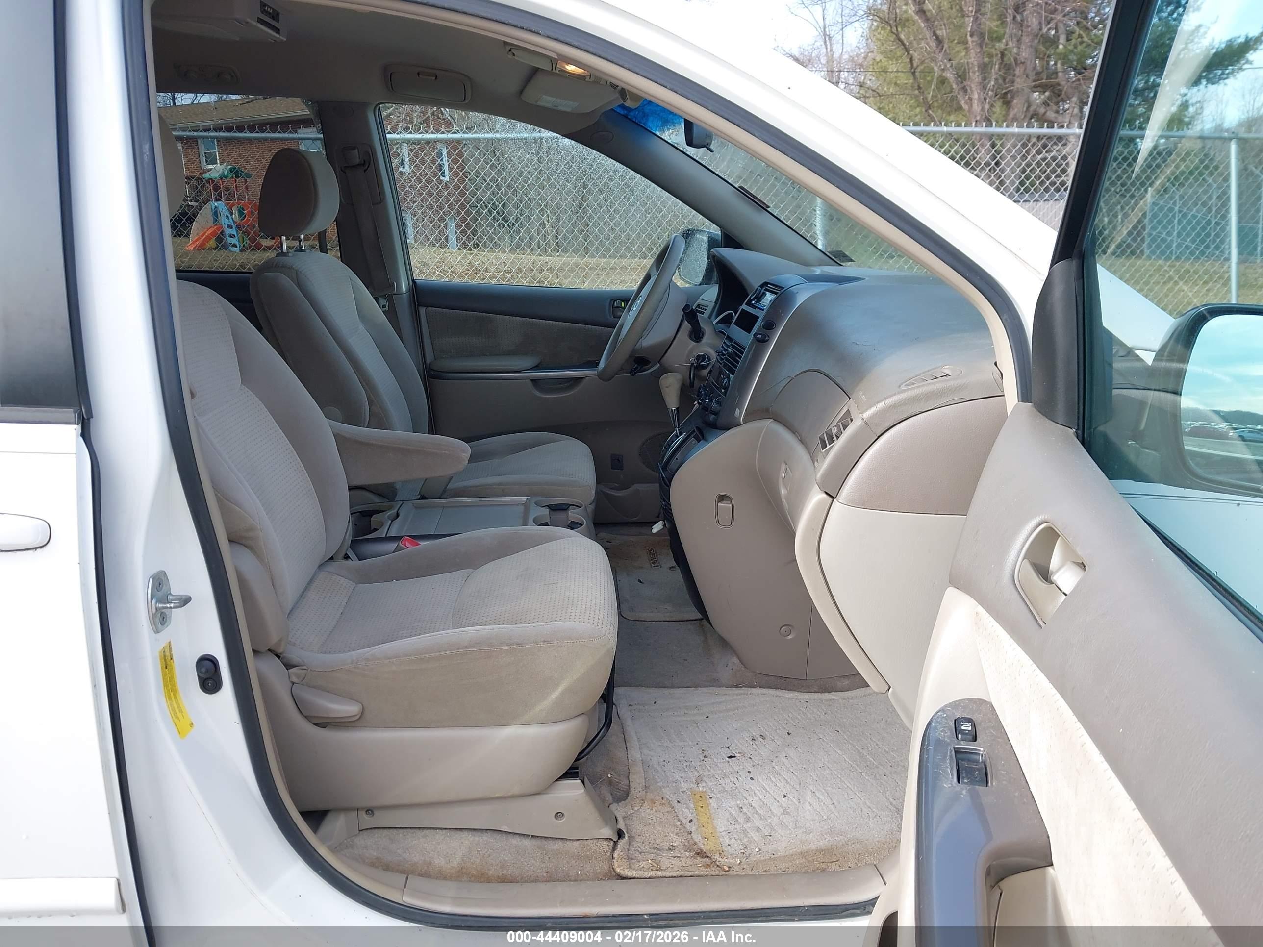 TOYOTA SIENNA image 5