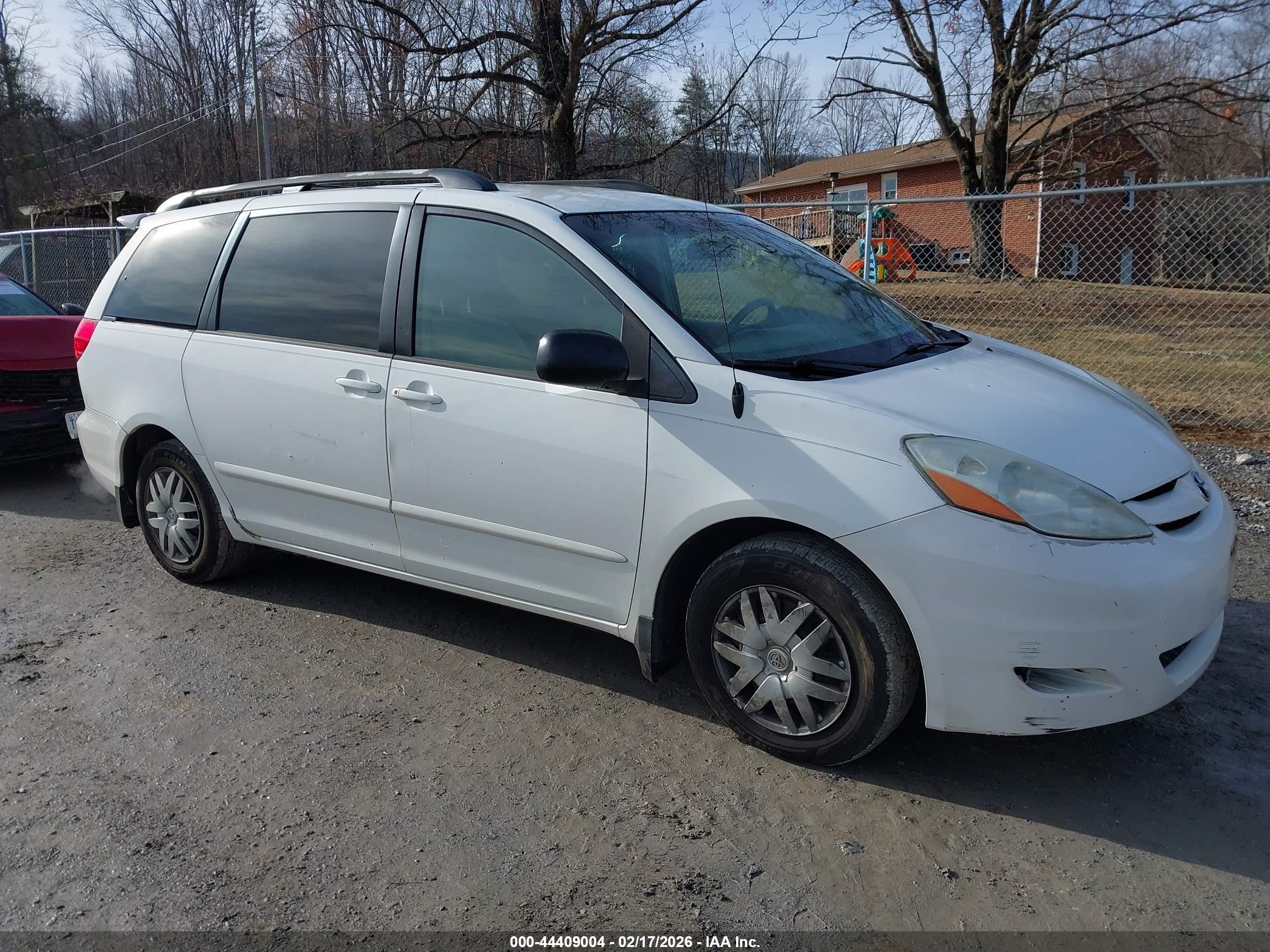 TOYOTA SIENNA image 6