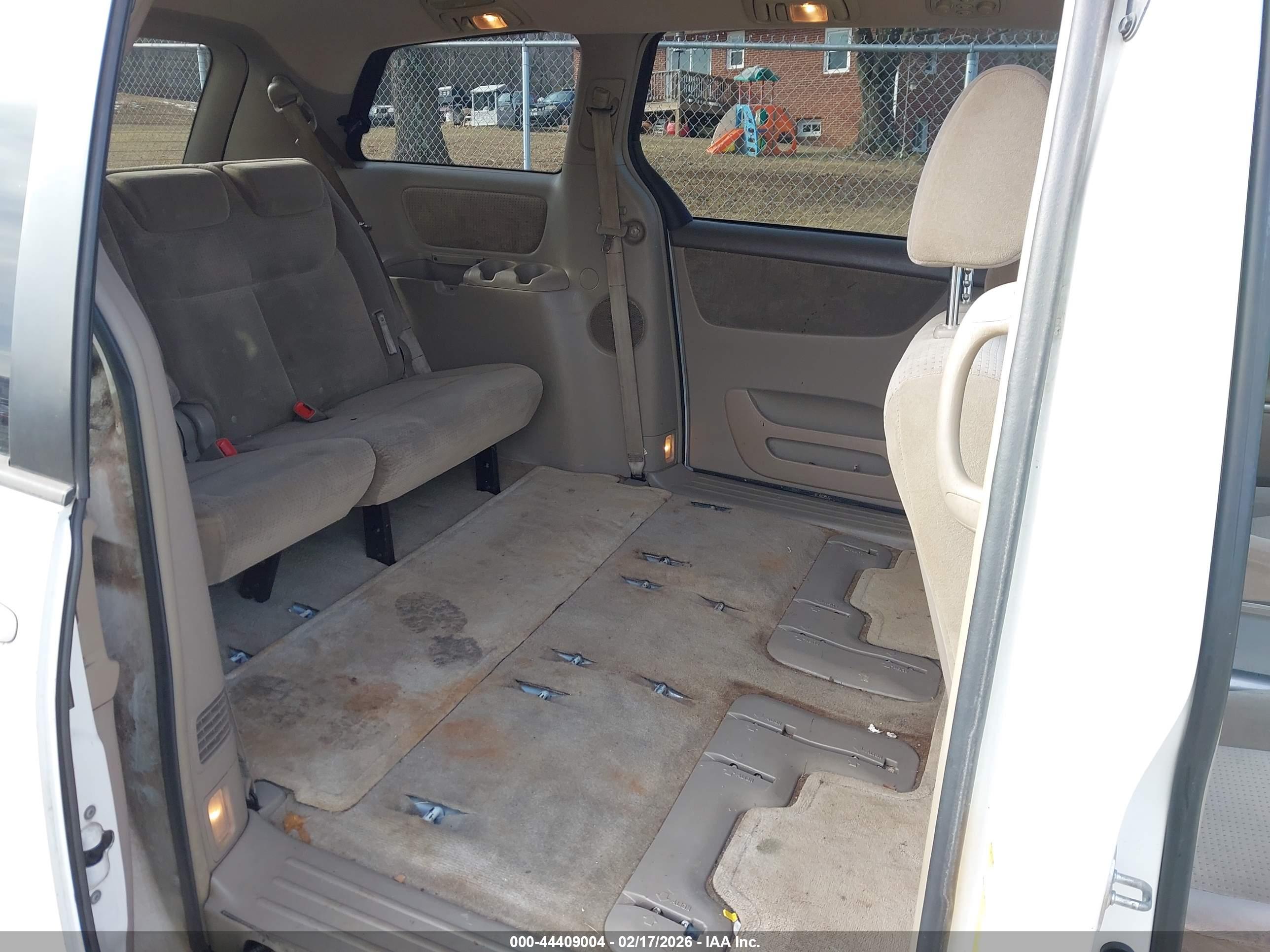 TOYOTA SIENNA image 8