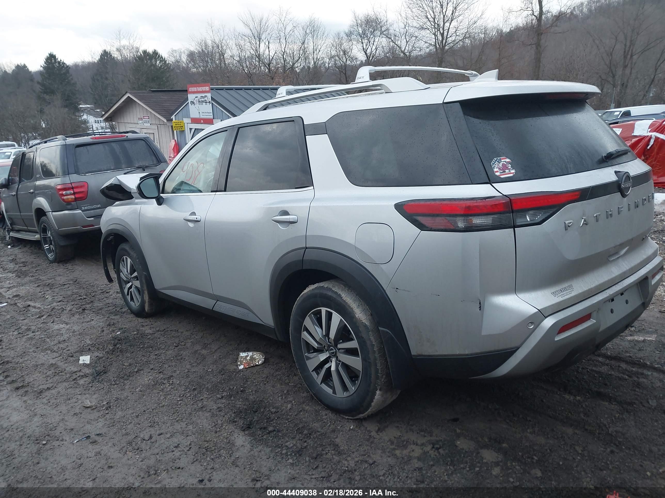 NISSAN PATHFINDER image 3