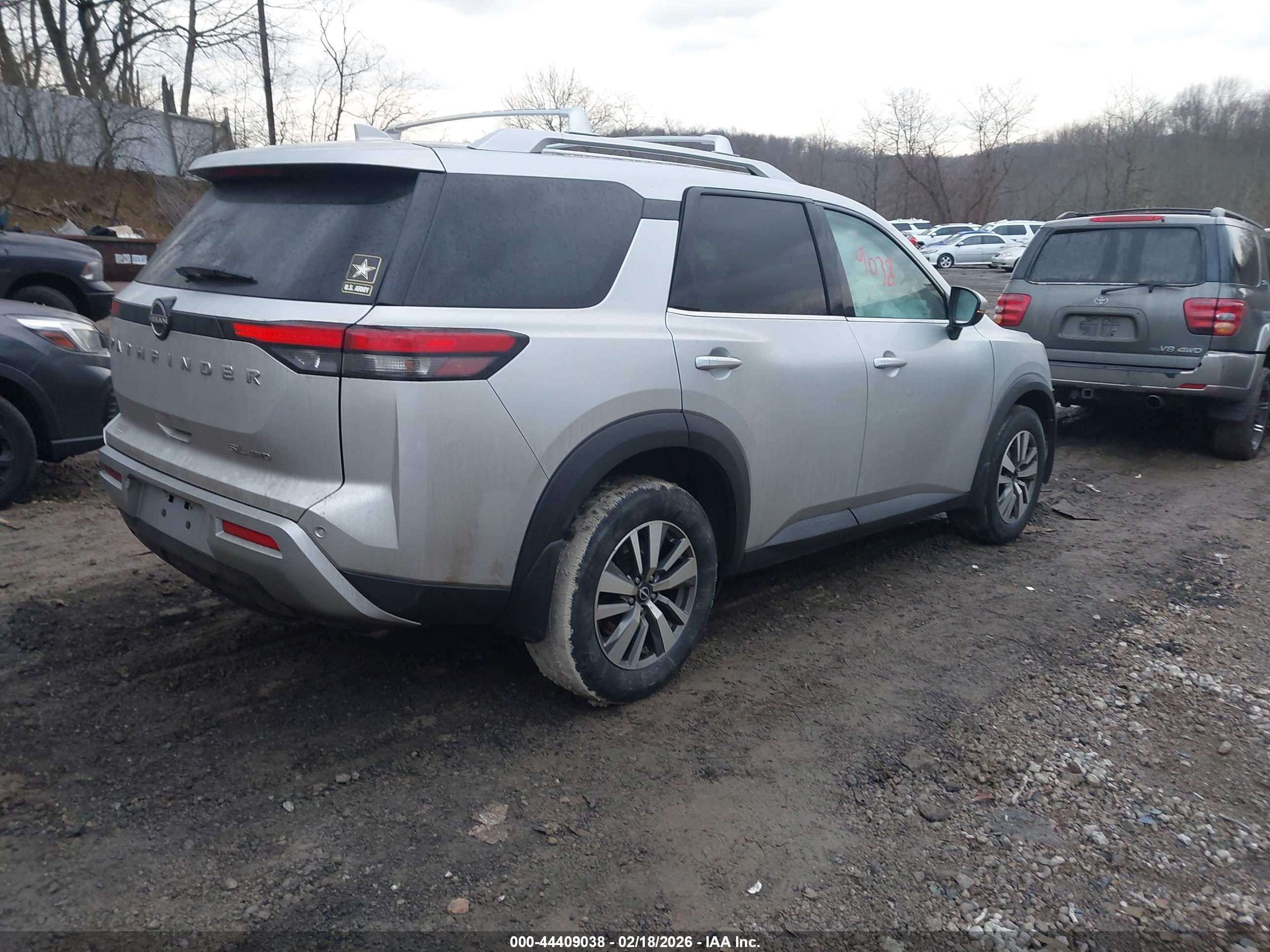 NISSAN PATHFINDER image 4