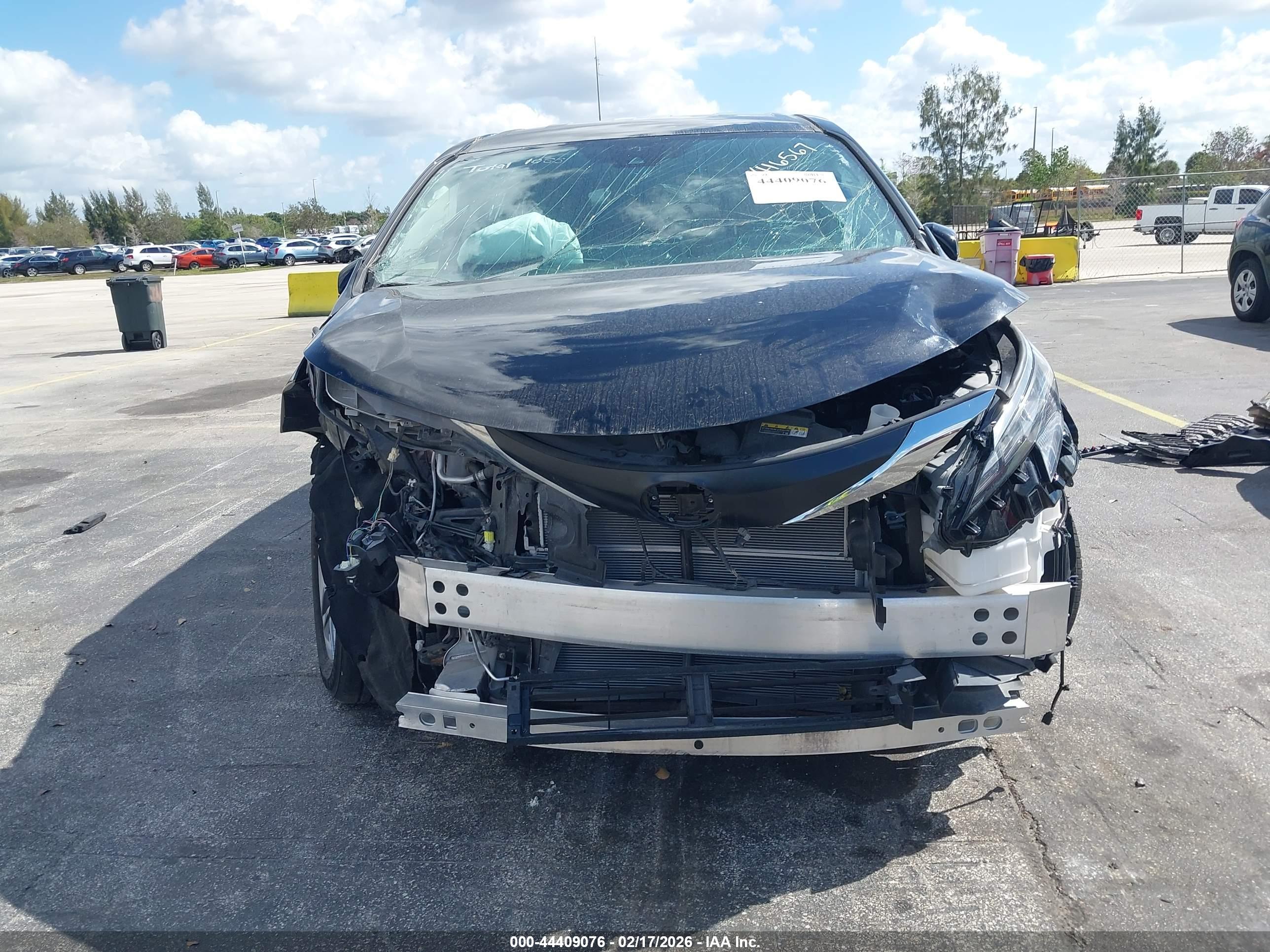 TOYOTA SIENNA image 6