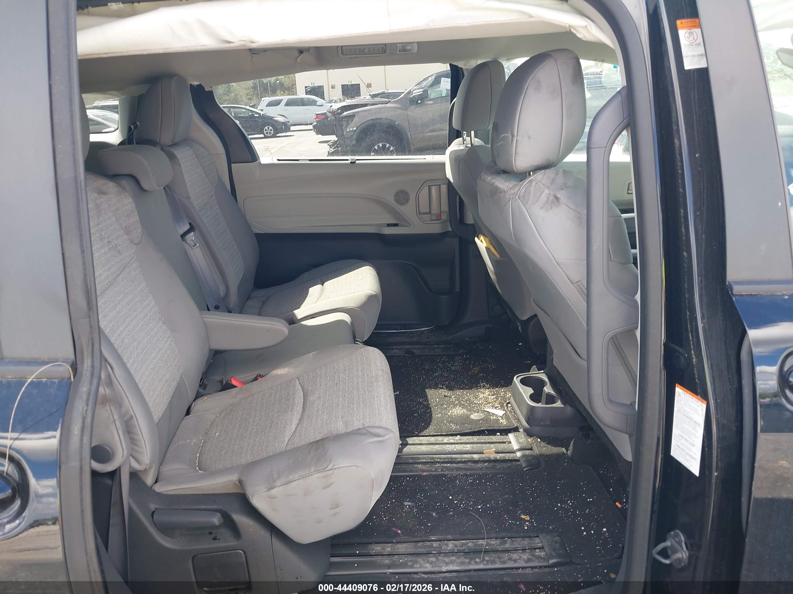 TOYOTA SIENNA image 8
