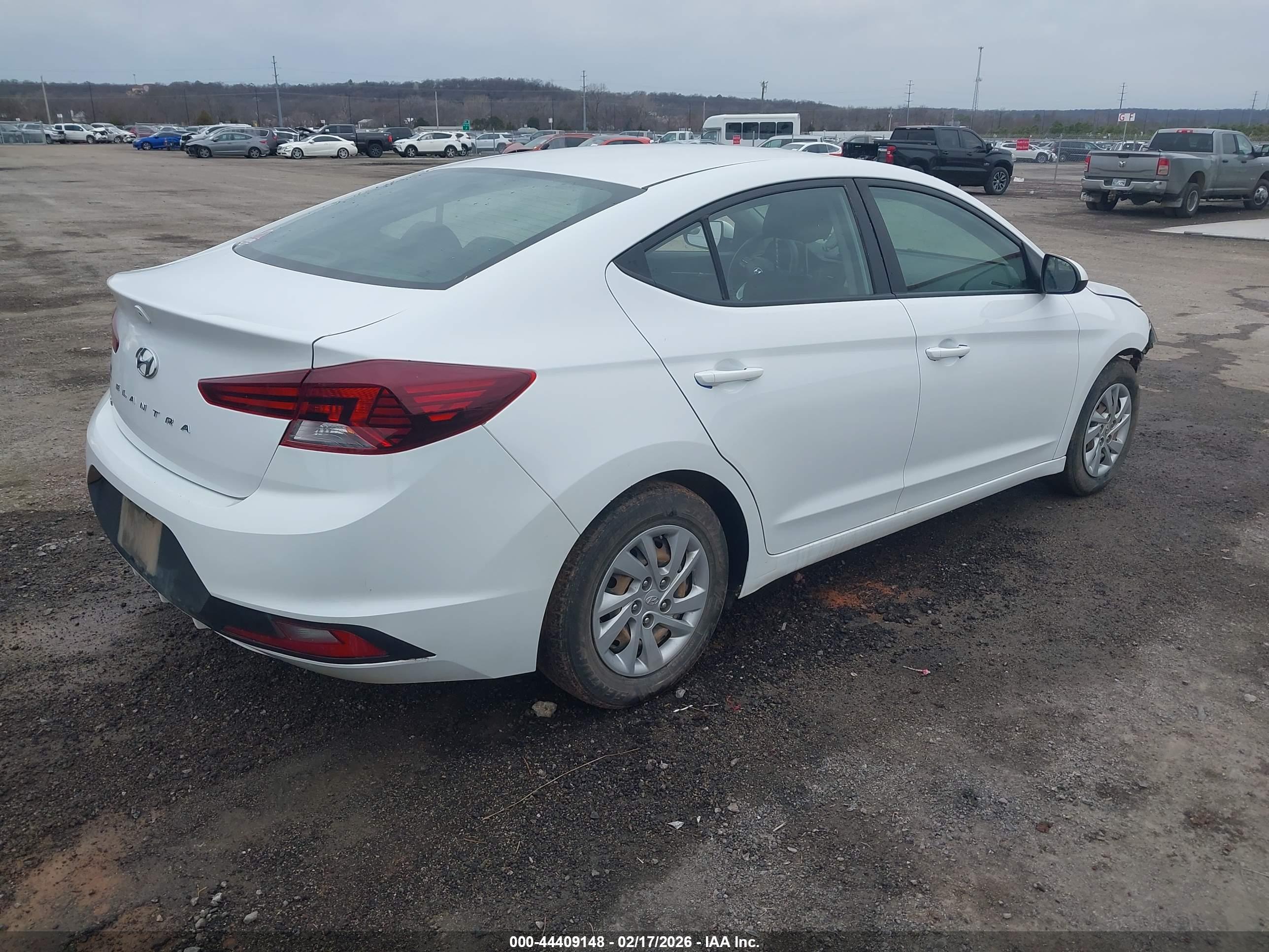 HYUNDAI ELANTRA image 4