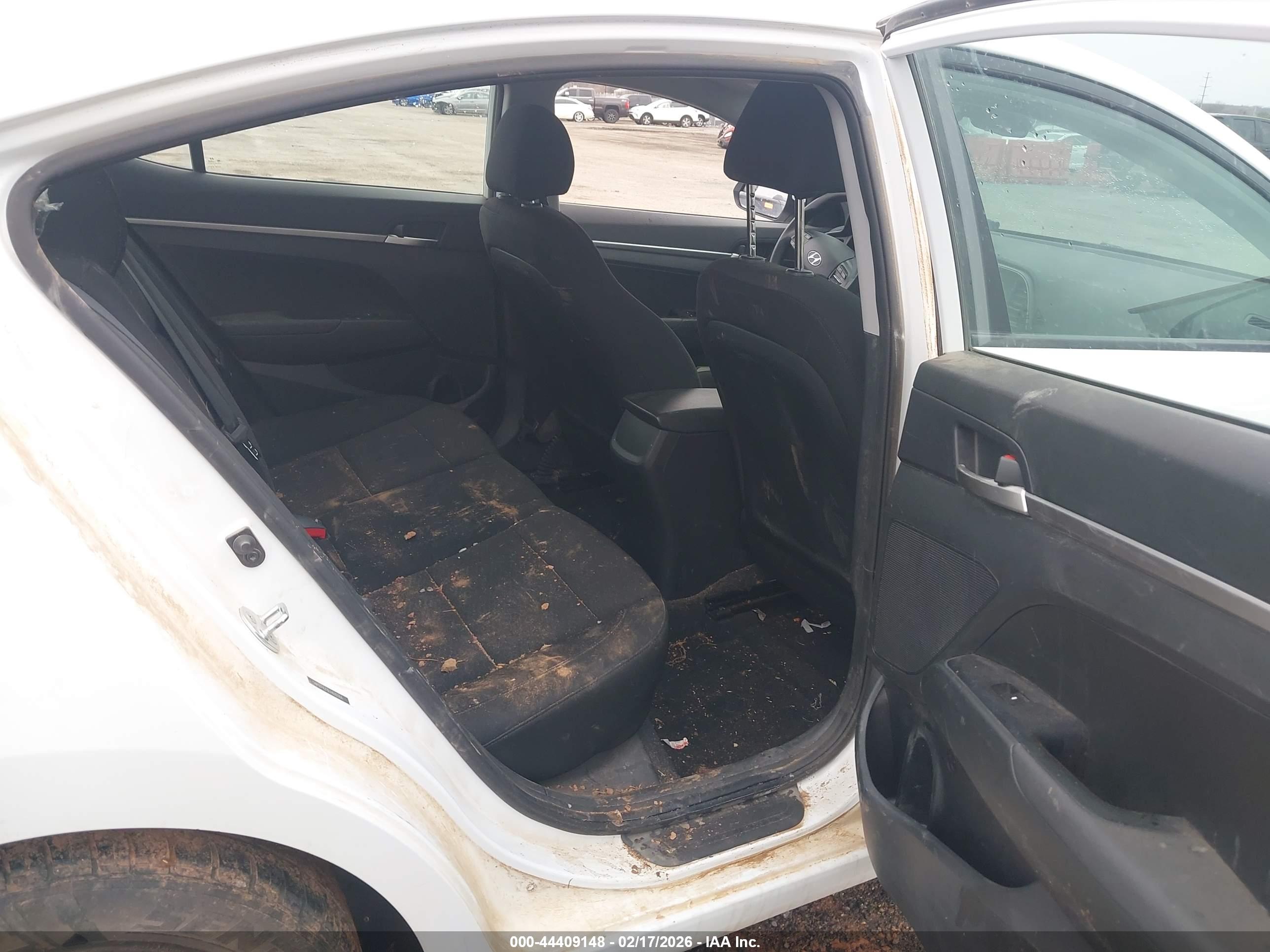 HYUNDAI ELANTRA image 8
