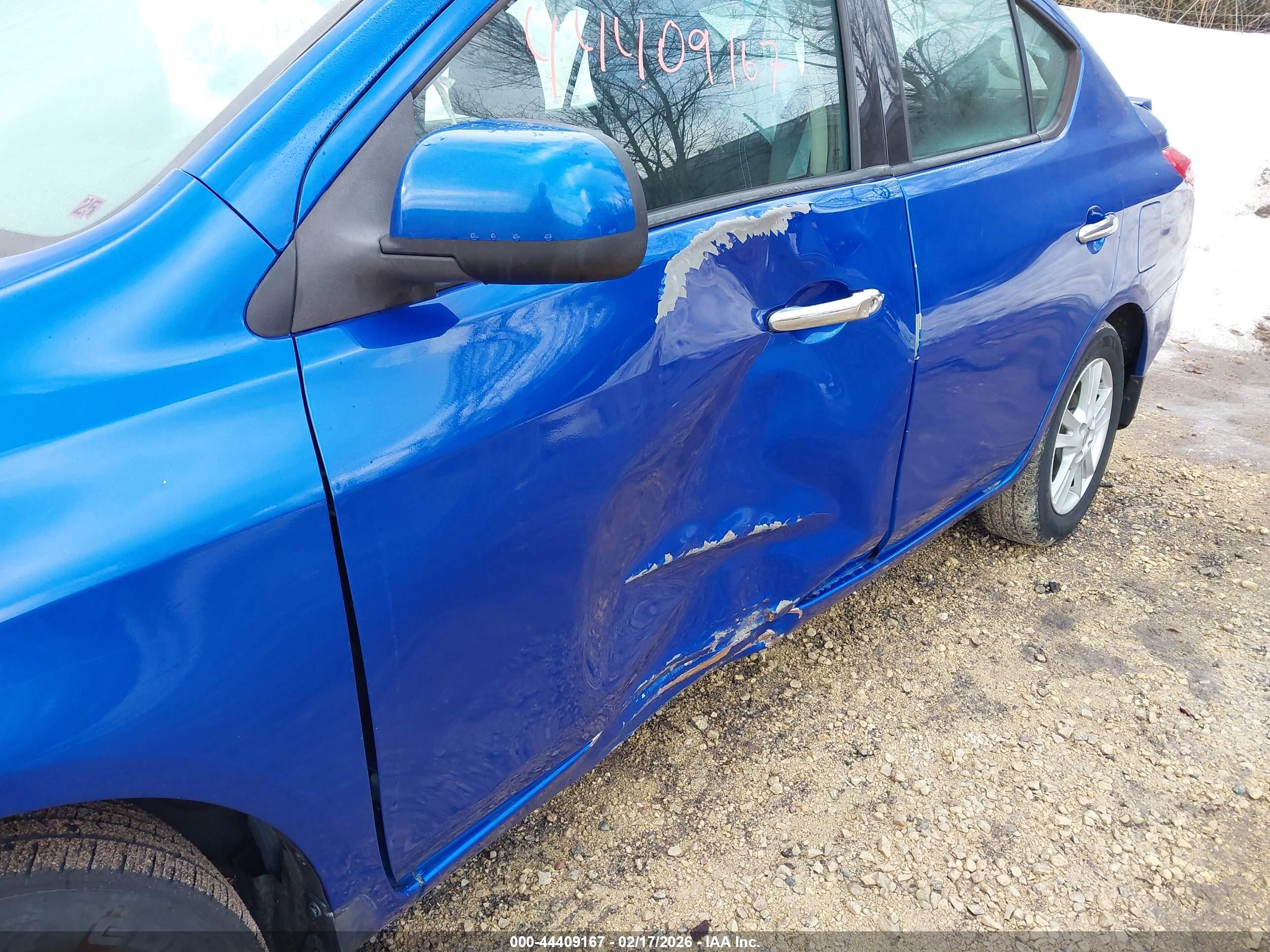NISSAN VERSA image 6