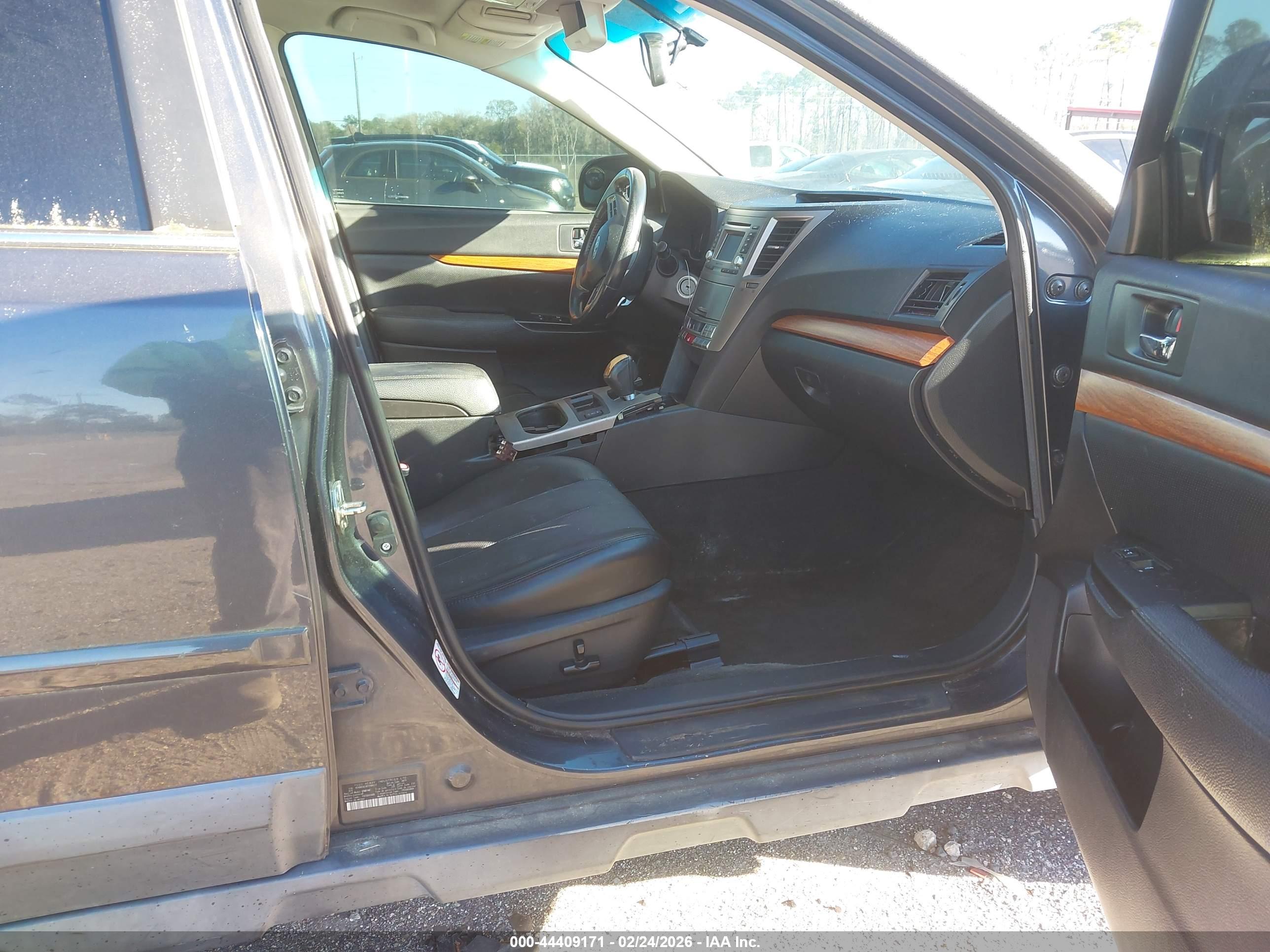 SUBARU OUTBACK image 5