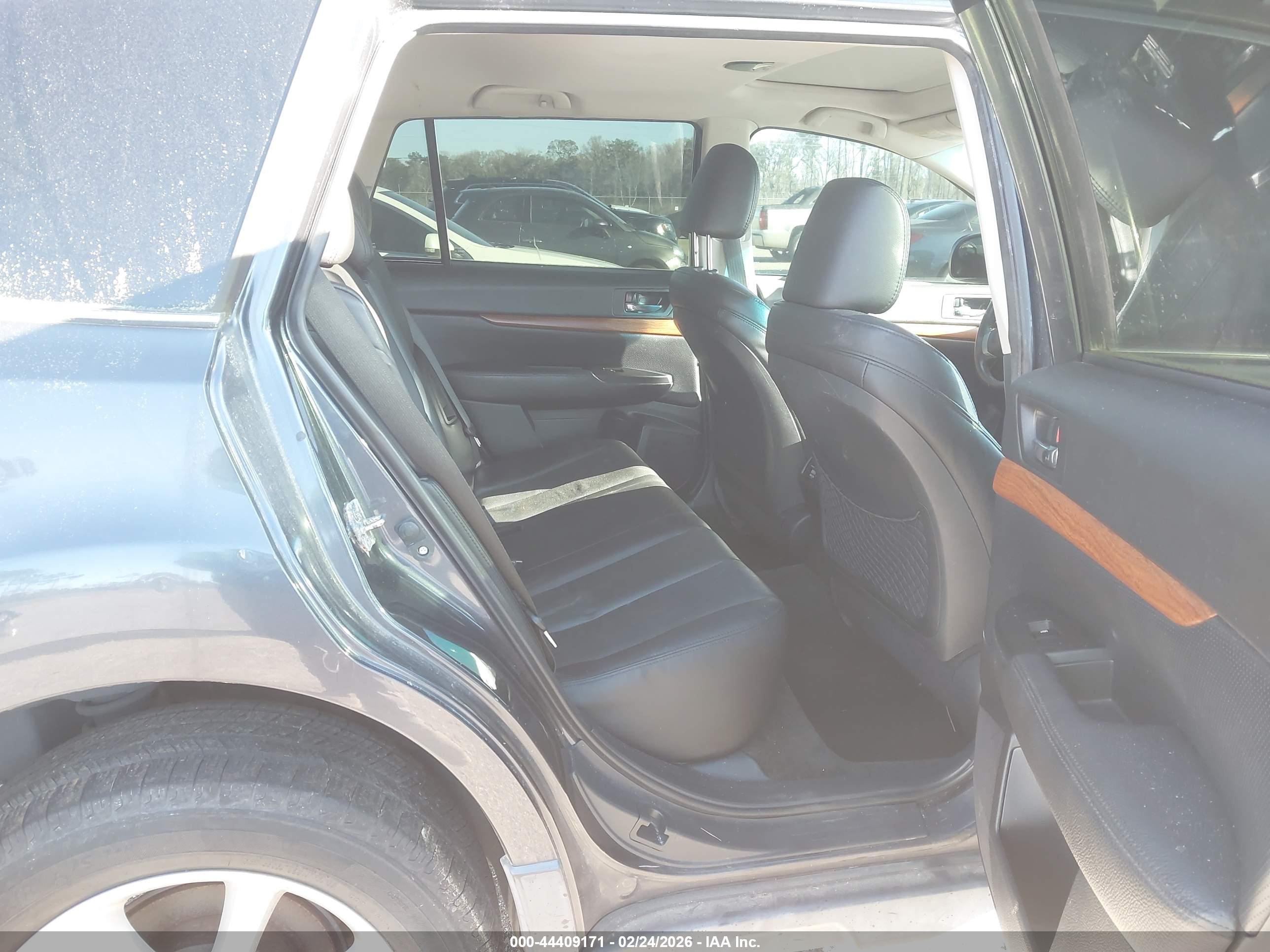 SUBARU OUTBACK image 8