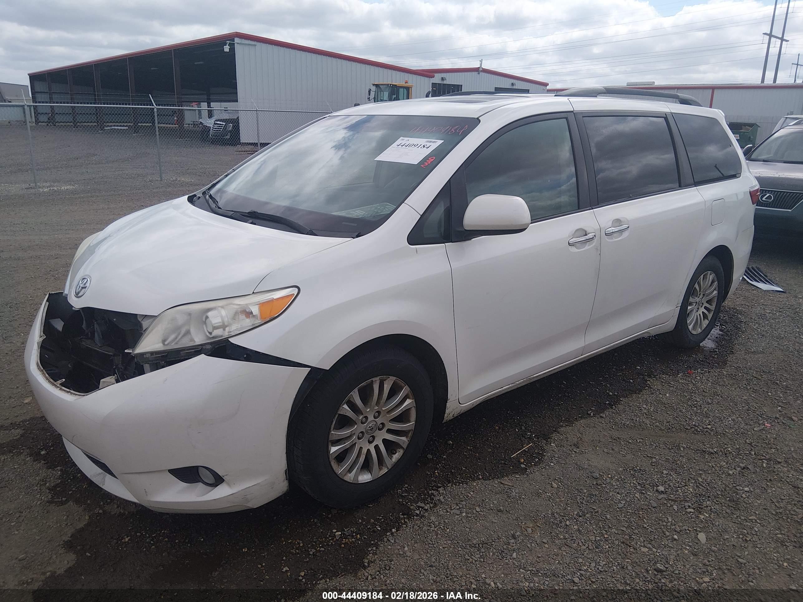 TOYOTA SIENNA image 2