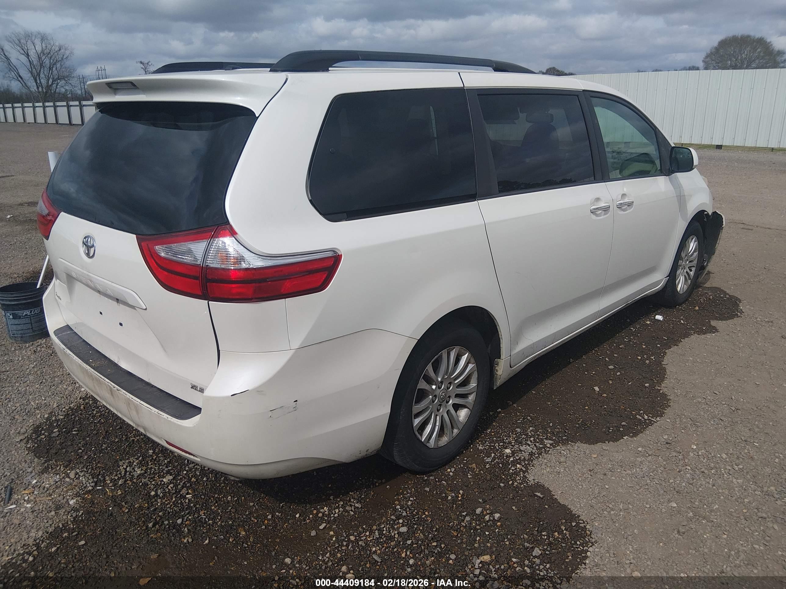 TOYOTA SIENNA image 4