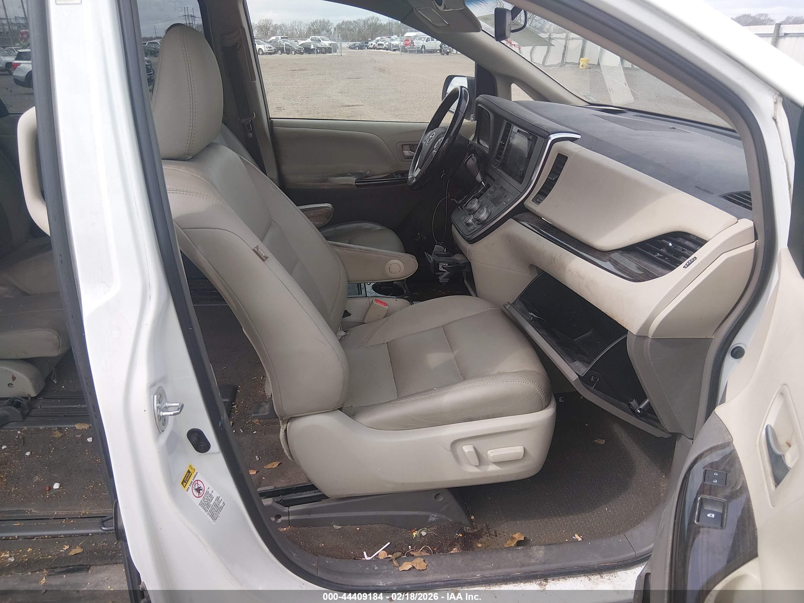 TOYOTA SIENNA image 5