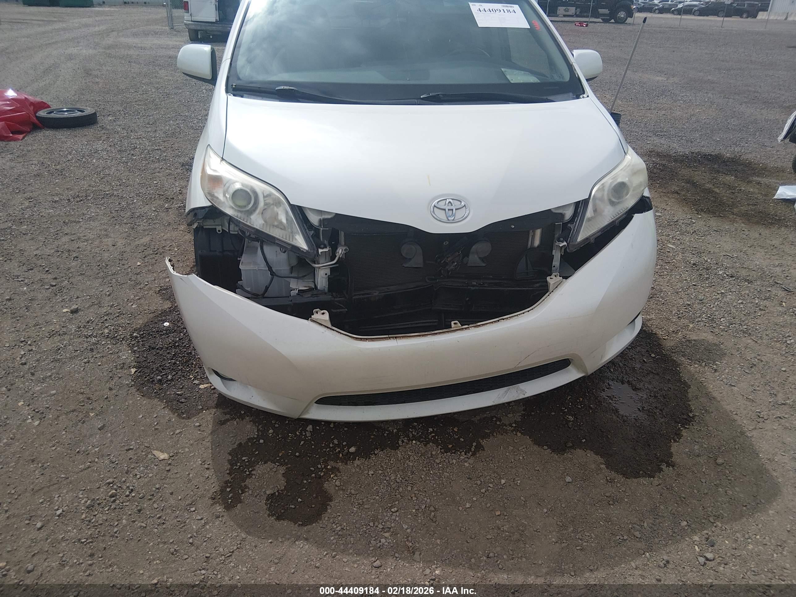 TOYOTA SIENNA image 6